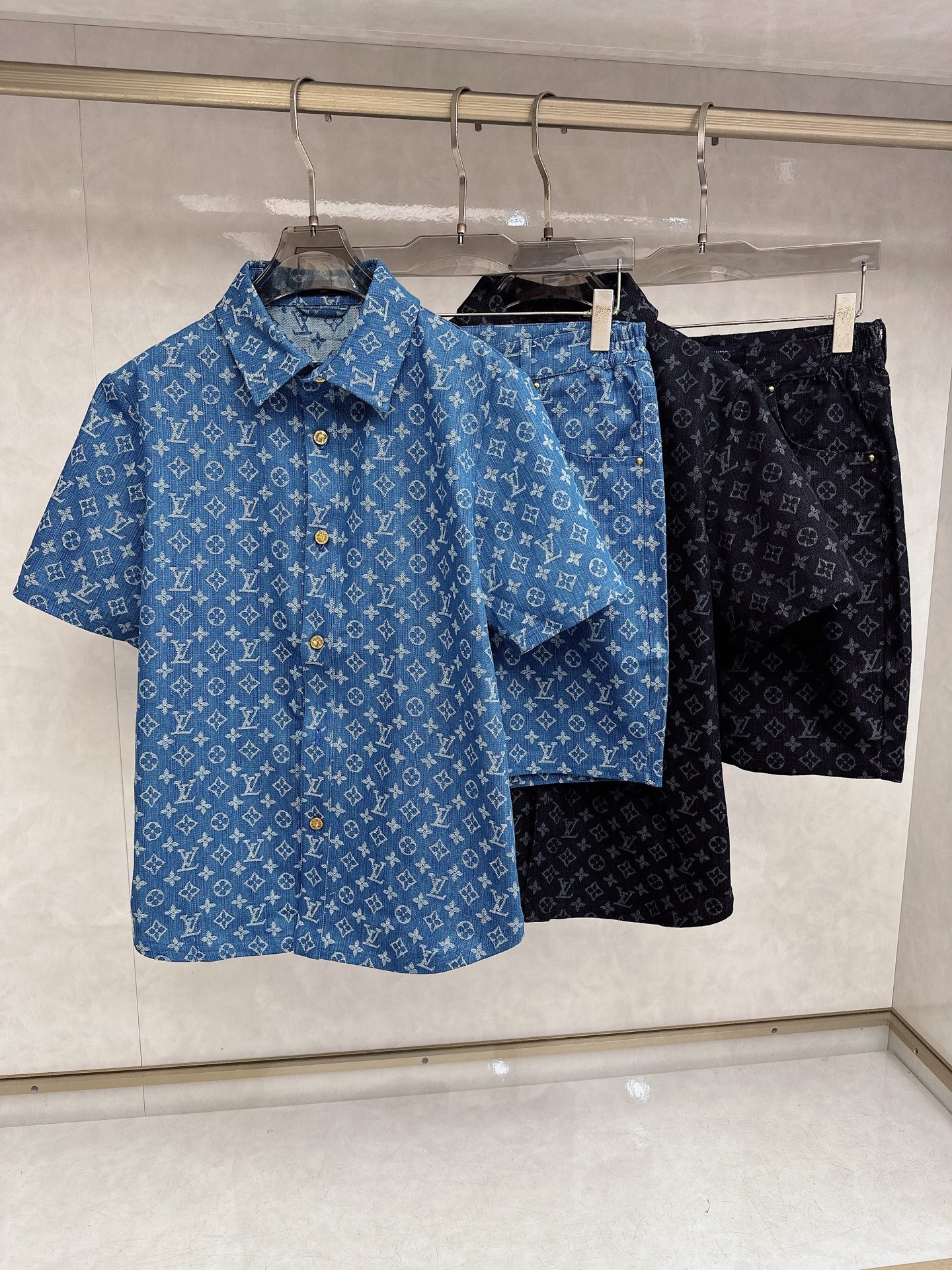 LV 2026夏季新款 休闲 西装短袖 短裤套装，高端版本！定制面料 ， 透气舒适度高，细节无可挑剔，品
