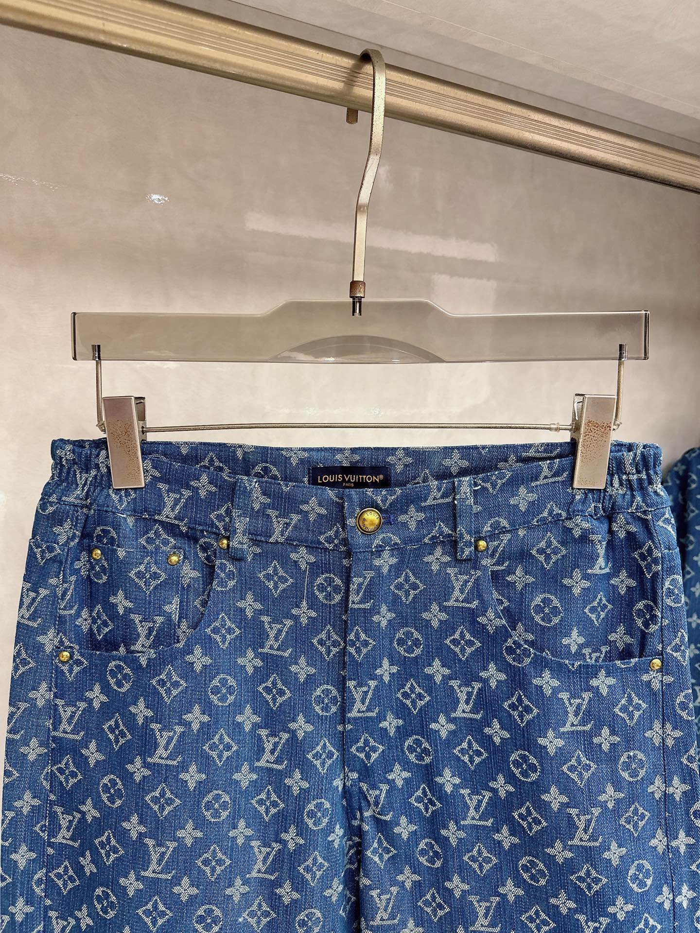 LV 2026夏季新款 休闲 西装短袖 短裤套装，高端版本！定制面料 ， 透气舒适度高，细节无可挑剔，品