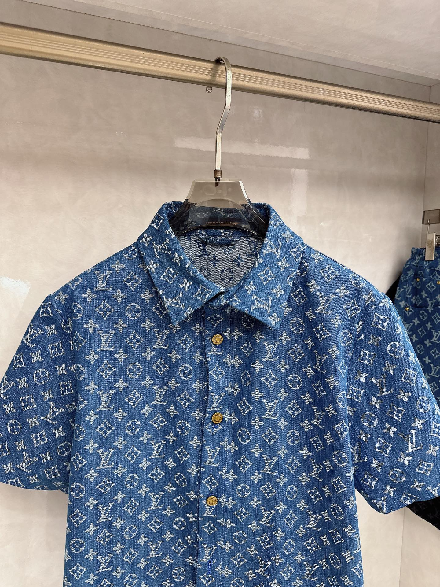 LV 2026夏季新款 休闲 西装短袖 短裤套装，高端版本！定制面料 ， 透气舒适度高，细节无可挑剔，品