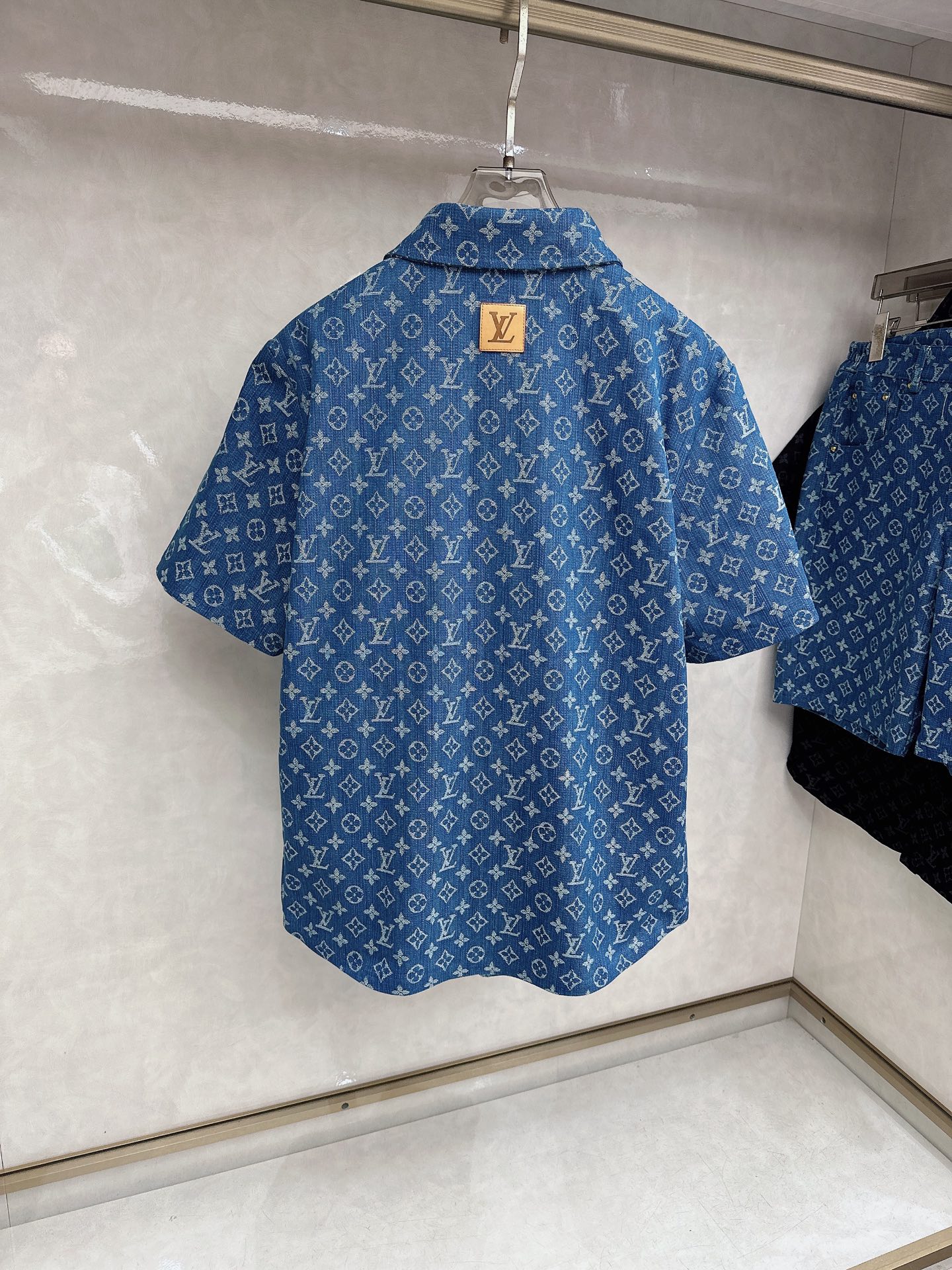 LV 2026夏季新款 休闲 西装短袖 短裤套装，高端版本！定制面料 ， 透气舒适度高，细节无可挑剔，品