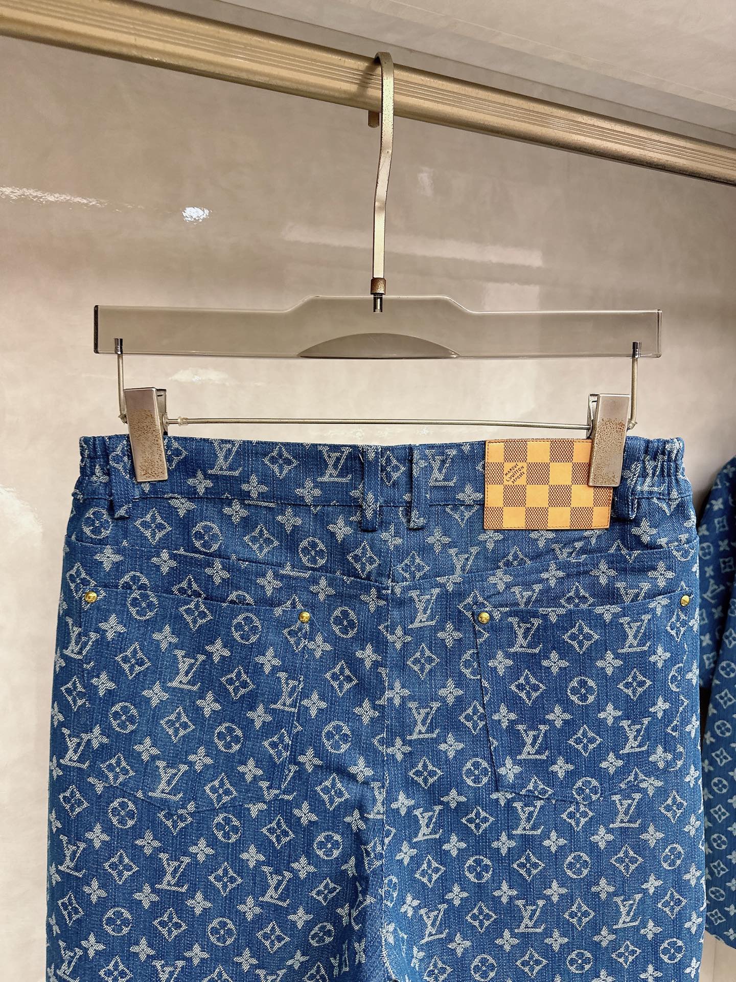 LV 2026夏季新款 休闲 西装短袖 短裤套装，高端版本！定制面料 ， 透气舒适度高，细节无可挑剔，品