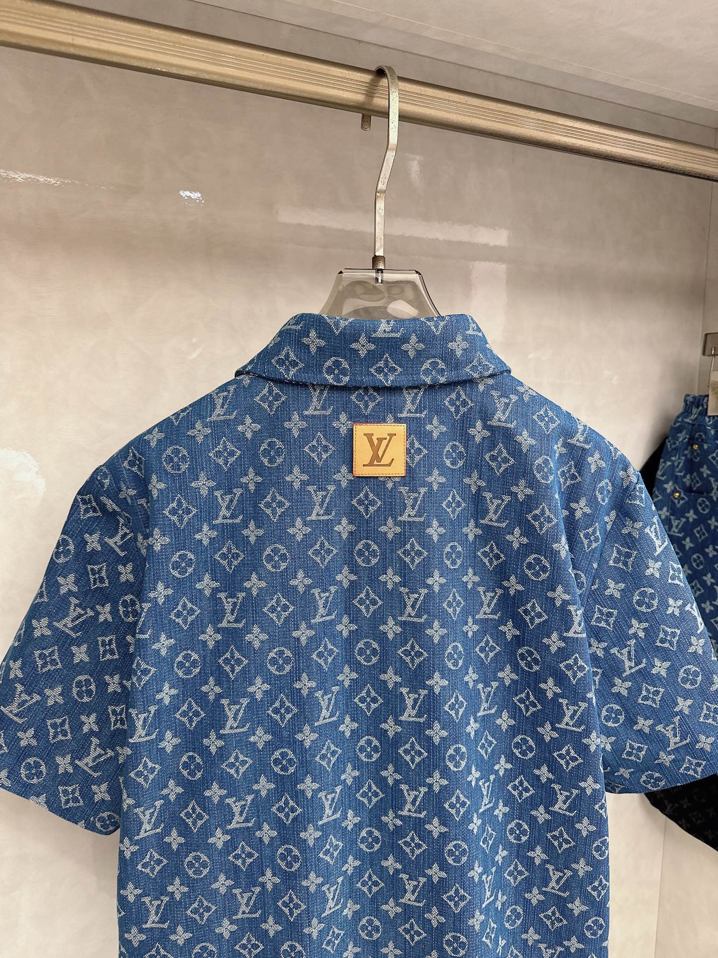 LV 2026夏季新款 休闲 西装短袖 短裤套装，高端版本！定制面料 ， 透气舒适度高，细节无可挑剔，品