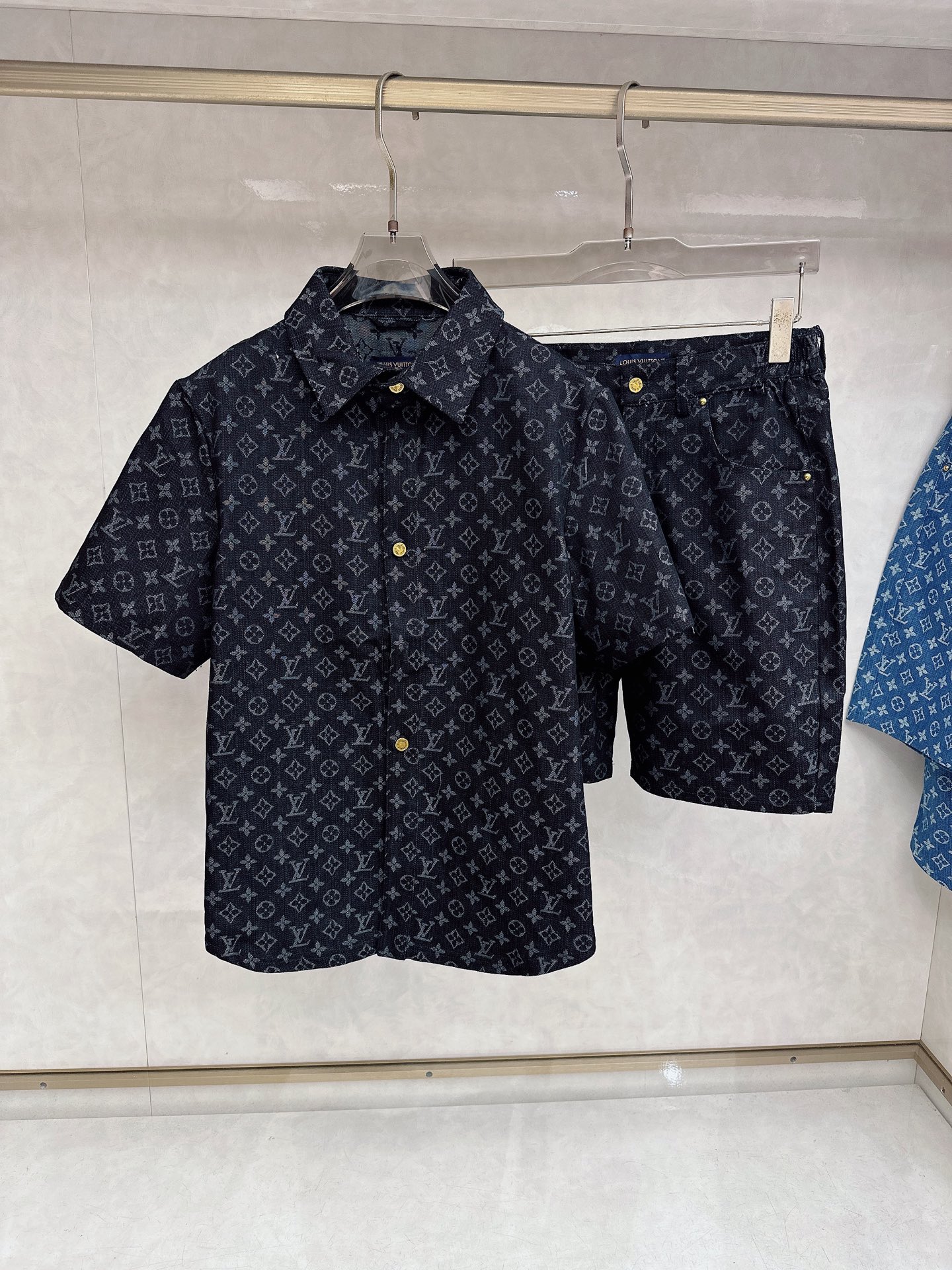 LV 2026夏季新款 休闲 西装短袖 短裤套装，高端版本！定制面料 ， 透气舒适度高，细节无可挑剔，品