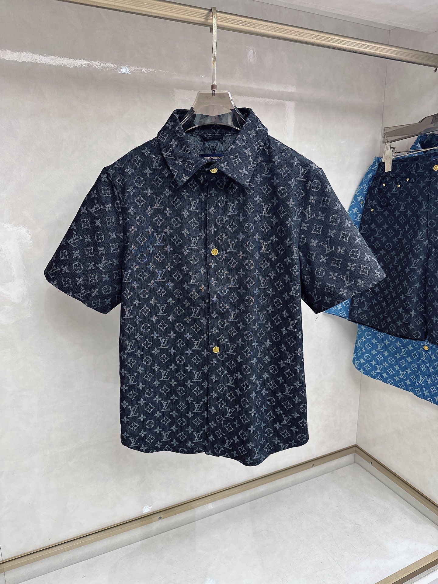 LV 2026夏季新款 休闲 西装短袖 短裤套装，高端版本！定制面料 ， 透气舒适度高，细节无可挑剔，品