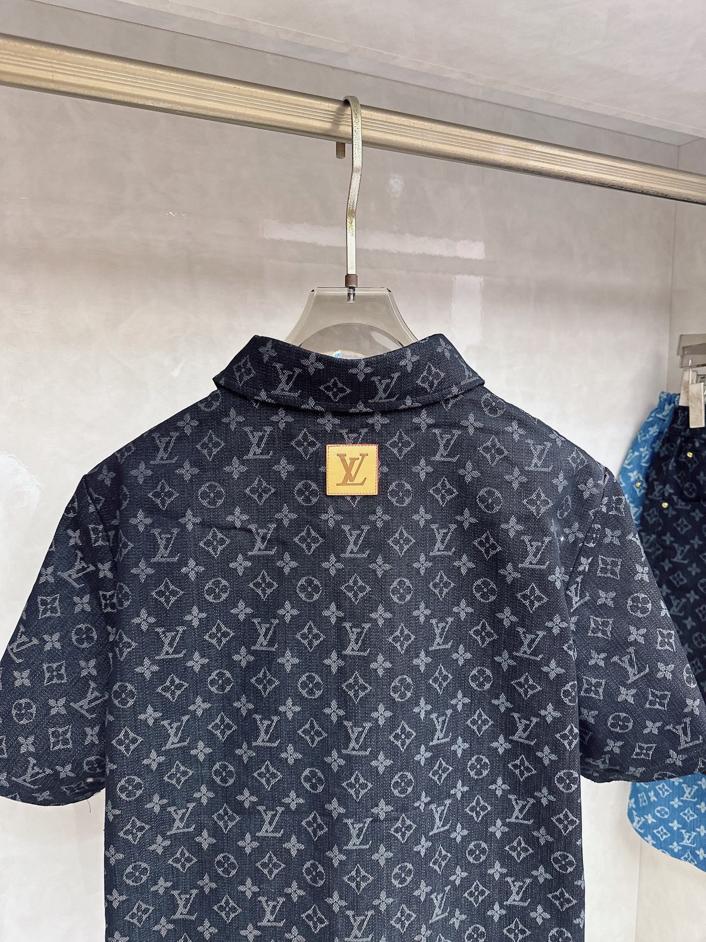 LV 2026夏季新款 休闲 西装短袖 短裤套装，高端版本！定制面料 ， 透气舒适度高，细节无可挑剔，品