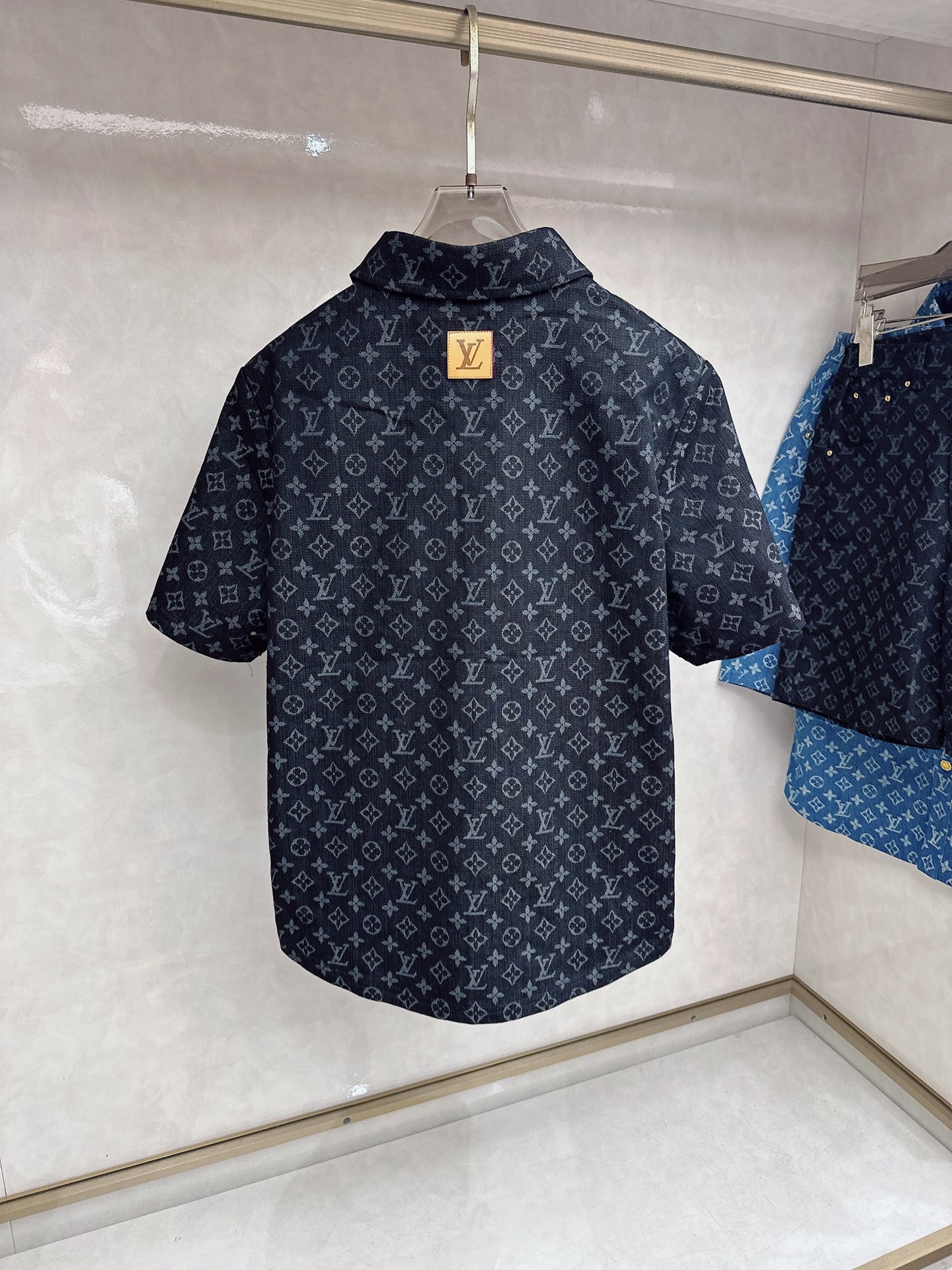 LV 2026夏季新款 休闲 西装短袖 短裤套装，高端版本！定制面料 ， 透气舒适度高，细节无可挑剔，品