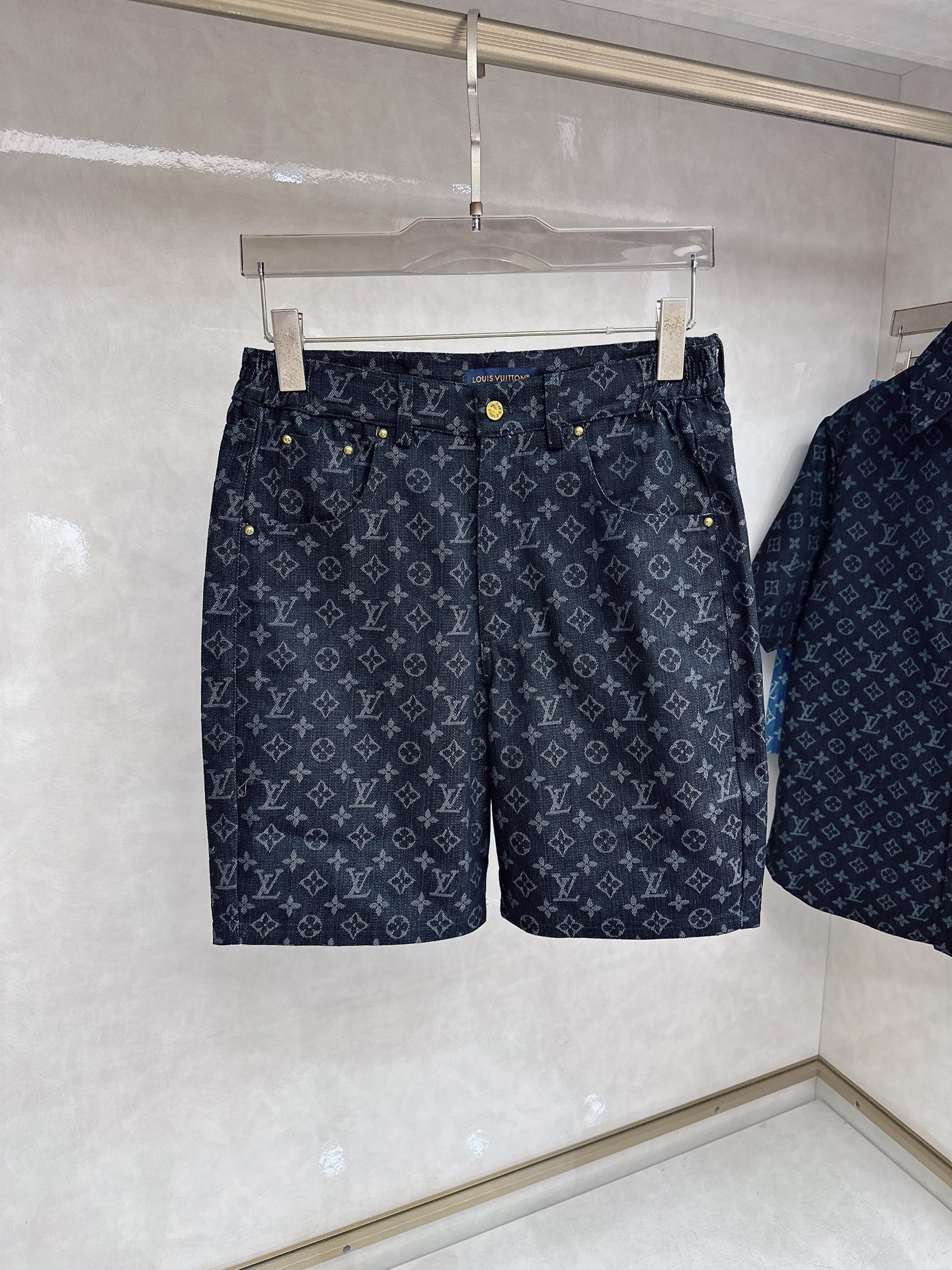 LV 2026夏季新款 休闲 西装短袖 短裤套装，高端版本！定制面料 ， 透气舒适度高，细节无可挑剔，品