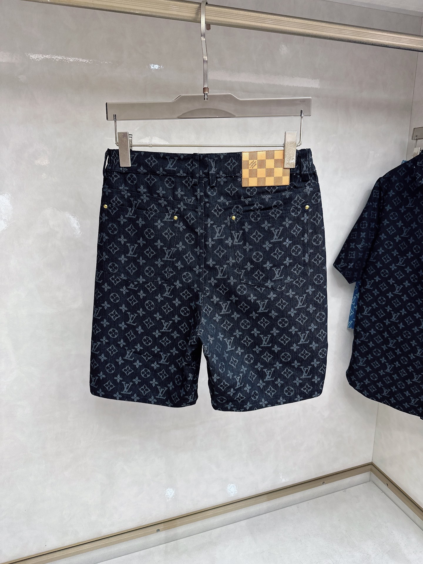 LV 2026夏季新款 休闲 西装短袖 短裤套装，高端版本！定制面料 ， 透气舒适度高，细节无可挑剔，品