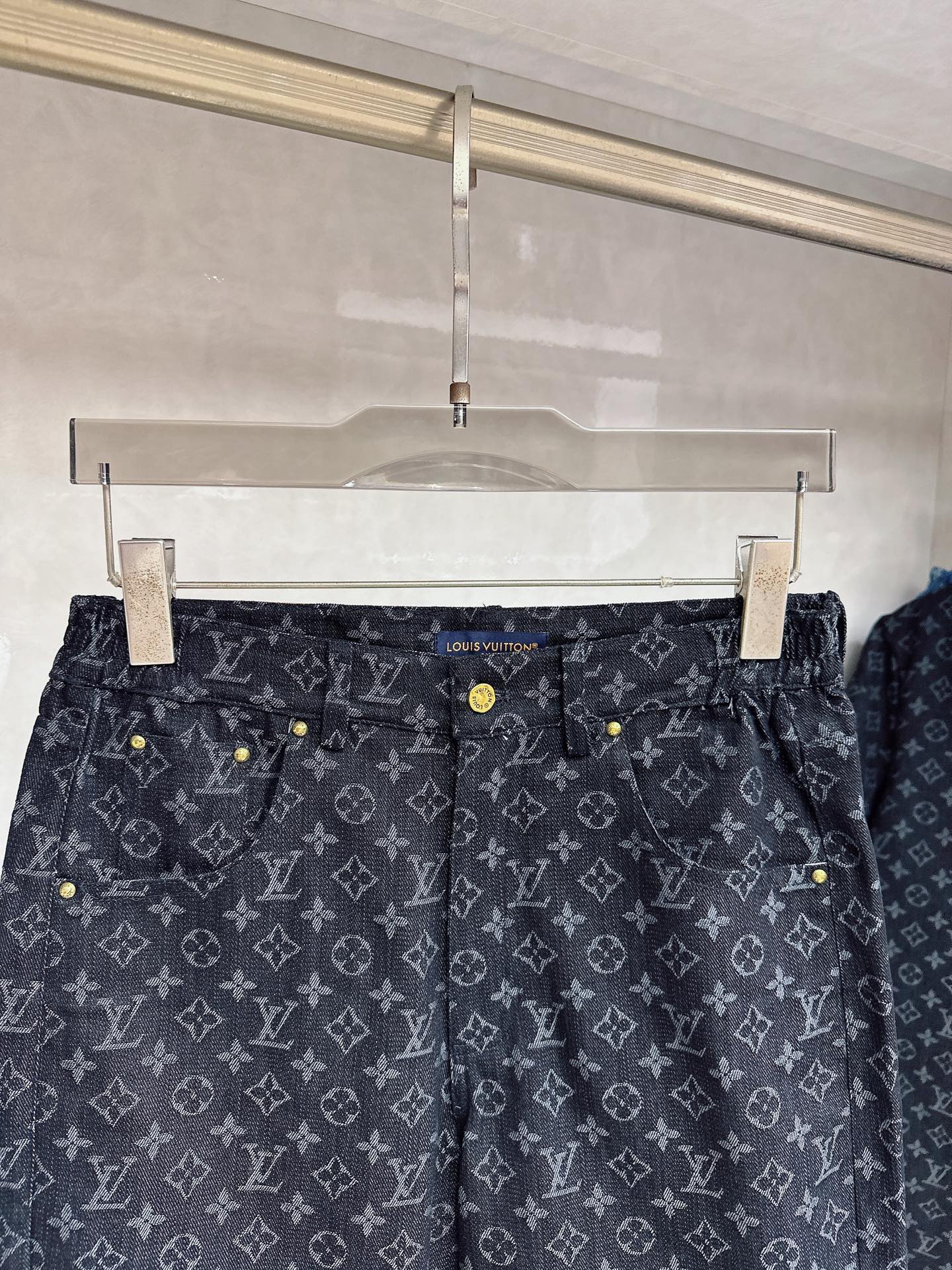 LV 2026夏季新款 休闲 西装短袖 短裤套装，高端版本！定制面料 ， 透气舒适度高，细节无可挑剔，品