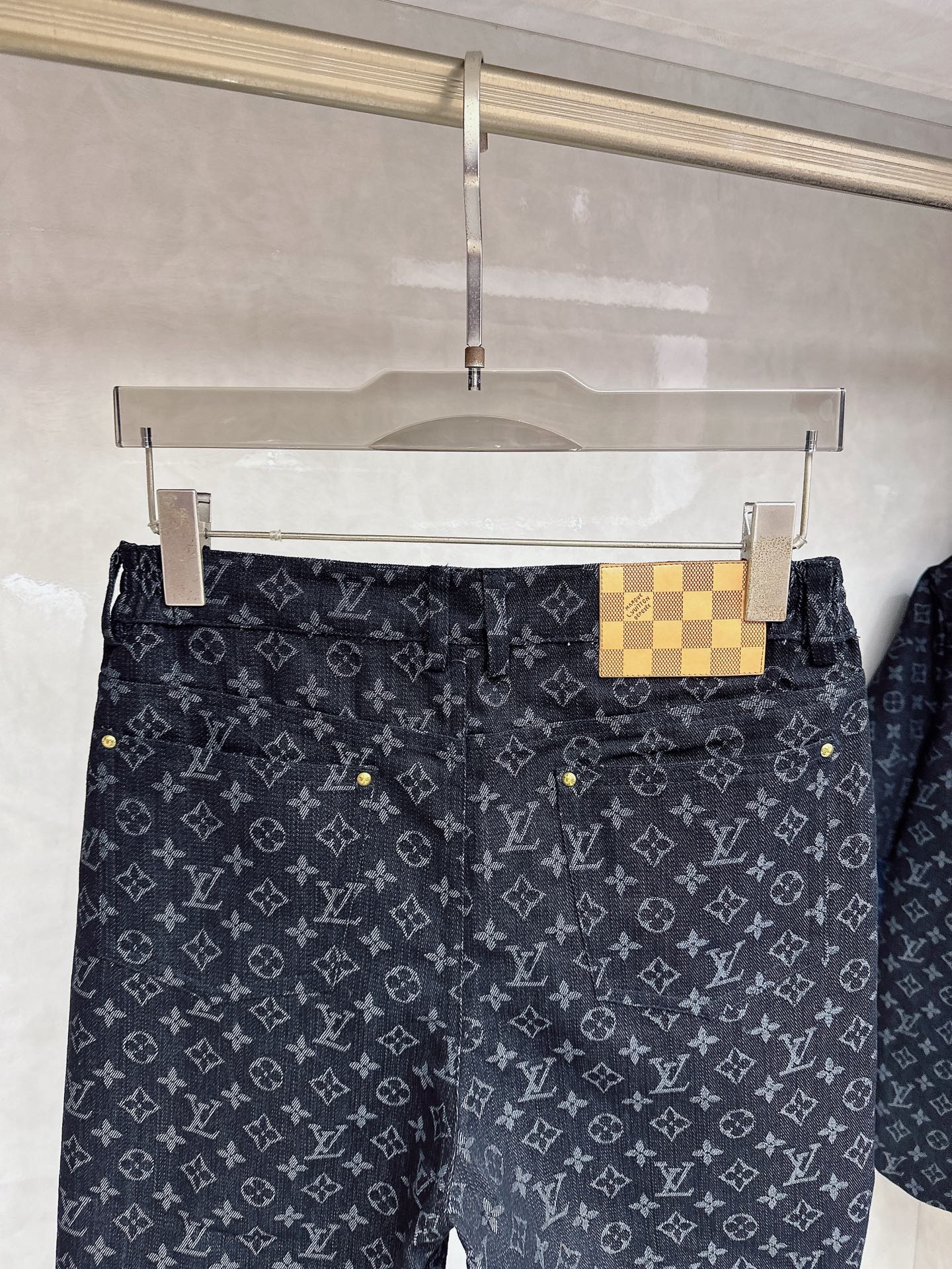 LV 2026夏季新款 休闲 西装短袖 短裤套装，高端版本！定制面料 ， 透气舒适度高，细节无可挑剔，品