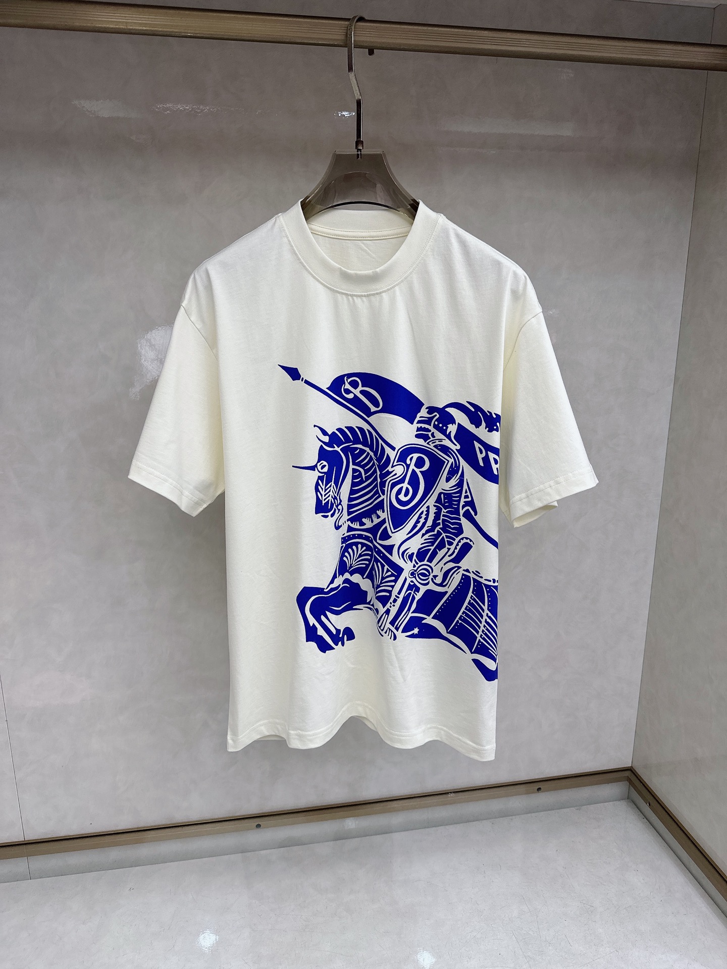 巴宝莉 🔥🔥Ss春夏最新款数码短袖T恤，定制丝光棉面料，手感柔软，穿着舒适，做工精细.上身效果无敌帅气，