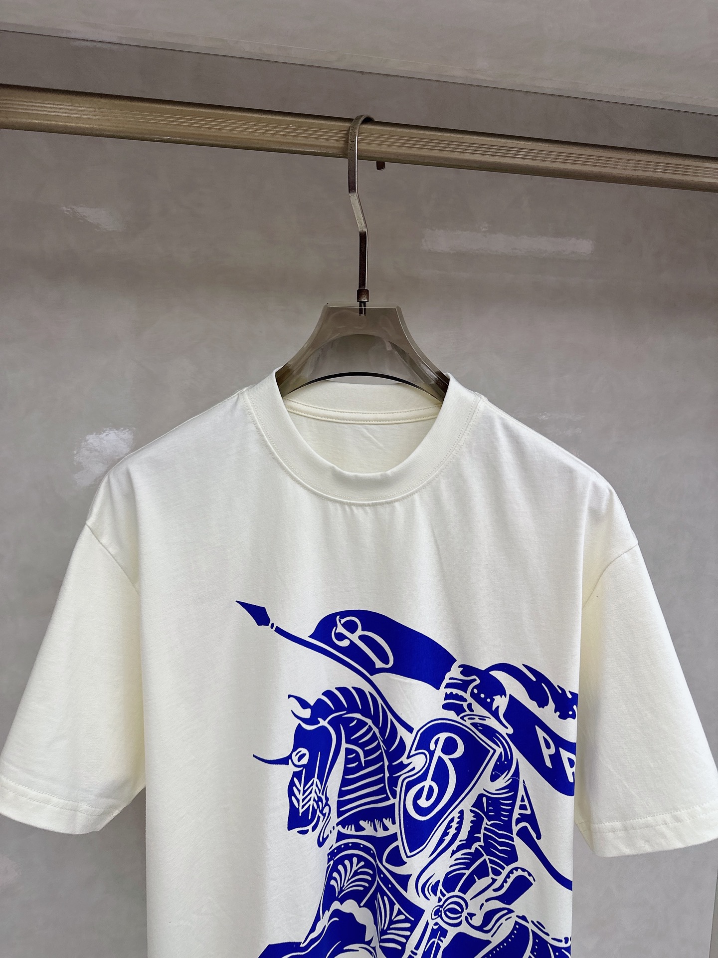 巴宝莉 🔥🔥Ss春夏最新款数码短袖T恤，定制丝光棉面料，手感柔软，穿着舒适，做工精细.上身效果无敌帅气，