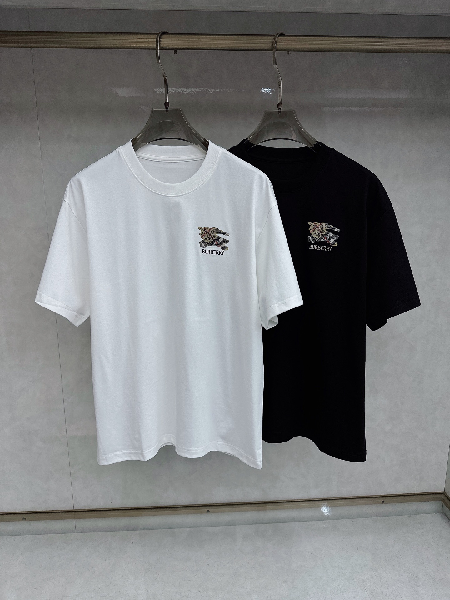 巴宝莉🔥🔥Ss春夏最新款数码短袖T恤，定制丝光棉面料，手感柔软，穿着舒适，做工精细.上身效果无敌帅气，码