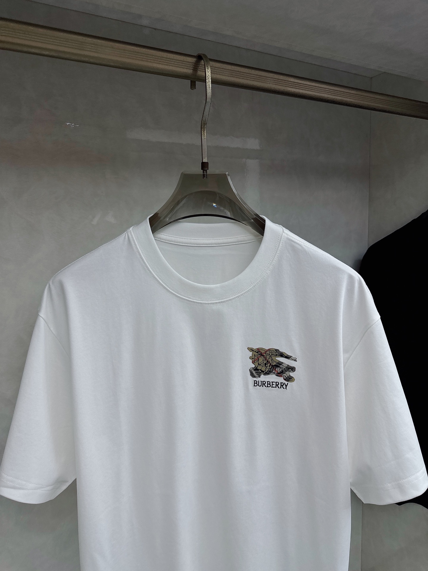 巴宝莉🔥🔥Ss春夏最新款数码短袖T恤，定制丝光棉面料，手感柔软，穿着舒适，做工精细.上身效果无敌帅气，码