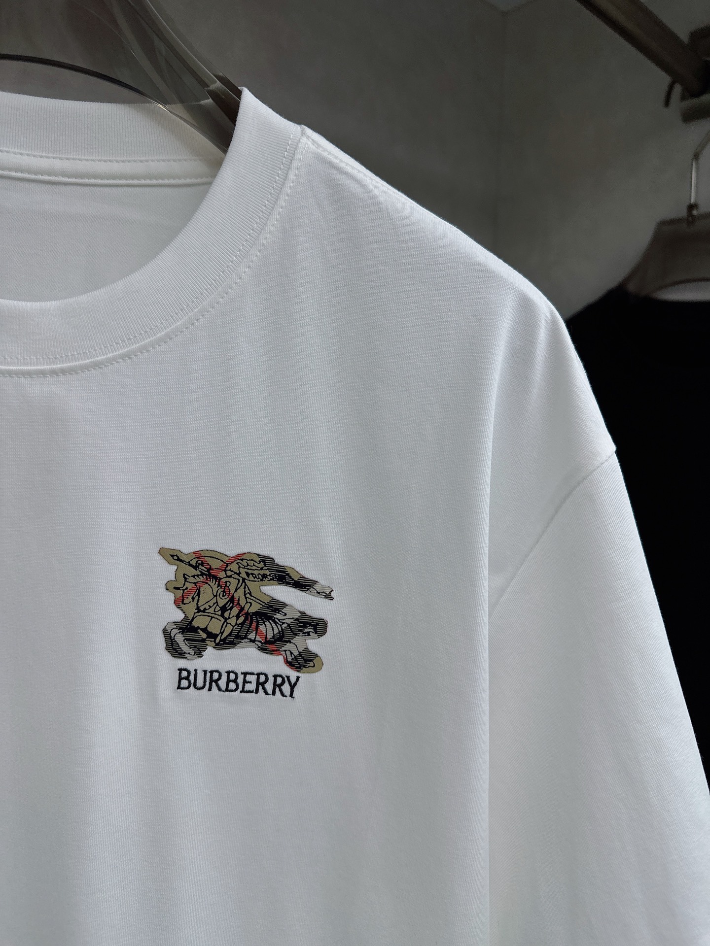 巴宝莉🔥🔥Ss春夏最新款数码短袖T恤，定制丝光棉面料，手感柔软，穿着舒适，做工精细.上身效果无敌帅气，码