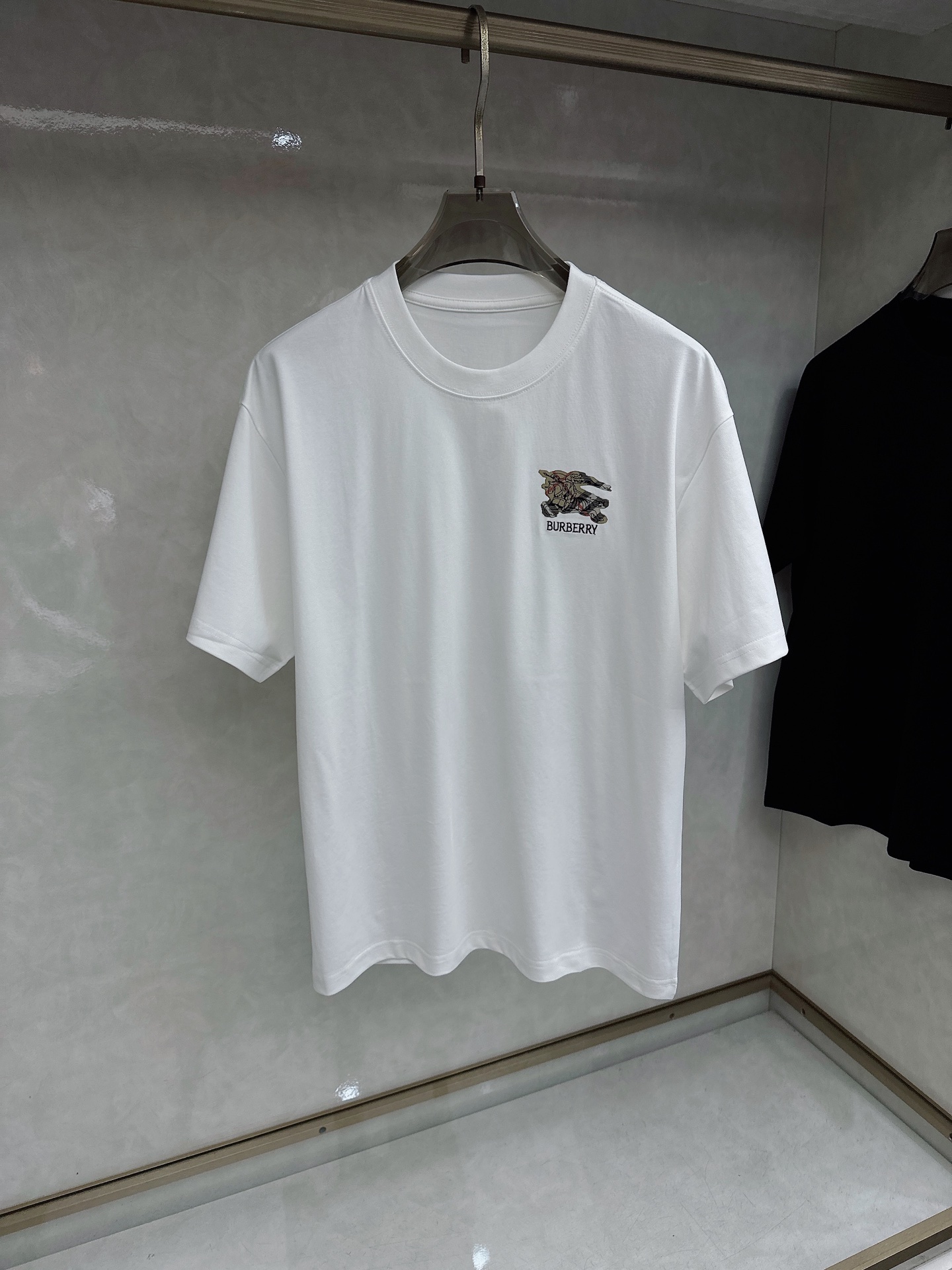 巴宝莉🔥🔥Ss春夏最新款数码短袖T恤，定制丝光棉面料，手感柔软，穿着舒适，做工精细.上身效果无敌帅气，码