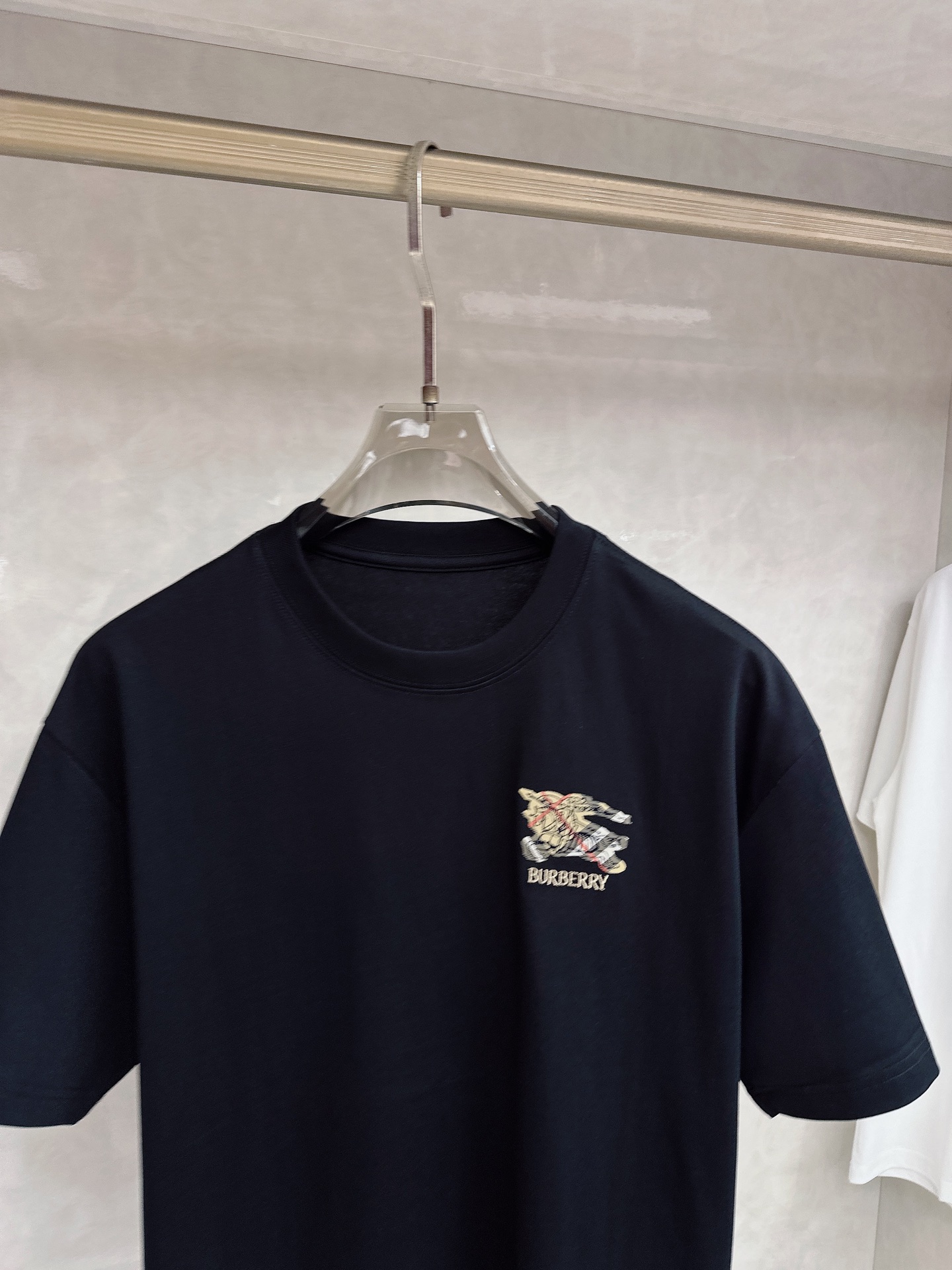 巴宝莉🔥🔥Ss春夏最新款数码短袖T恤，定制丝光棉面料，手感柔软，穿着舒适，做工精细.上身效果无敌帅气，码