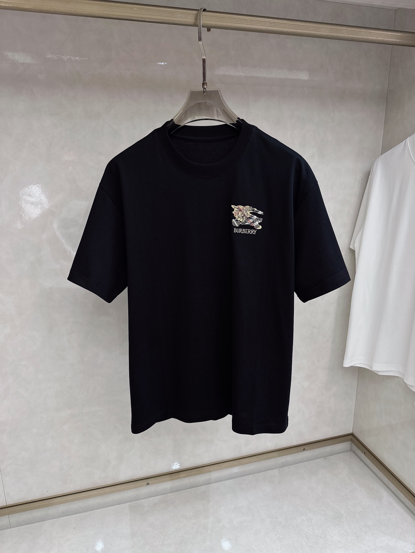 巴宝莉🔥🔥Ss春夏最新款数码短袖T恤，定制丝光棉面料，手感柔软，穿着舒适，做工精细.上身效果无敌帅气，码