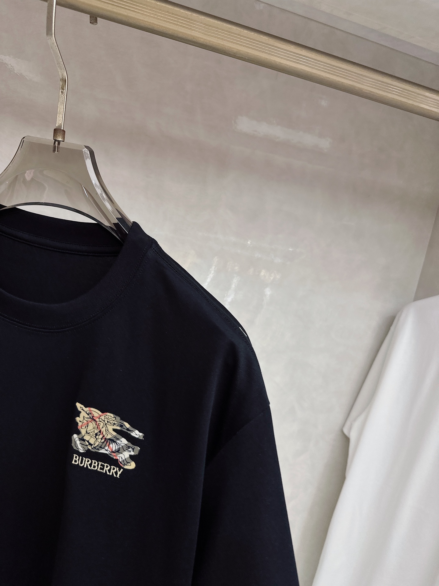 巴宝莉🔥🔥Ss春夏最新款数码短袖T恤，定制丝光棉面料，手感柔软，穿着舒适，做工精细.上身效果无敌帅气，码