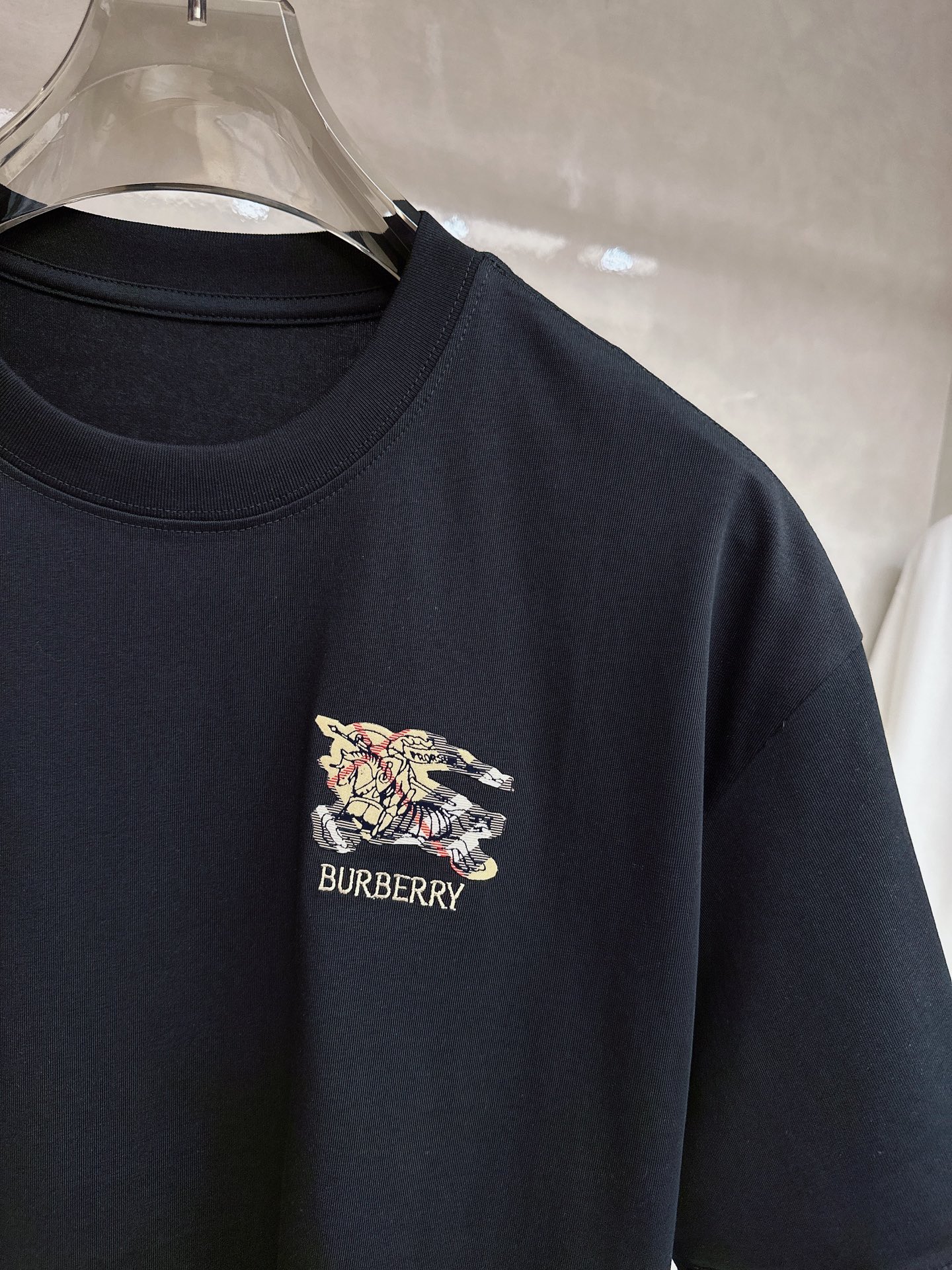 巴宝莉🔥🔥Ss春夏最新款数码短袖T恤，定制丝光棉面料，手感柔软，穿着舒适，做工精细.上身效果无敌帅气，码