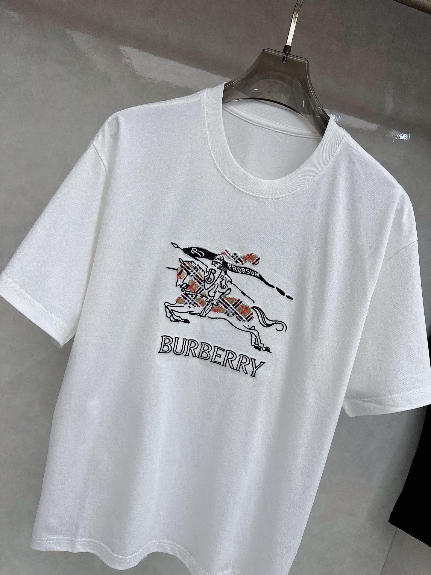 巴宝莉🔥🔥Ss春夏最新款数码短袖T恤，定制丝光棉面料，手感柔软，穿着舒适，做工精细.上身效果无敌帅气，码