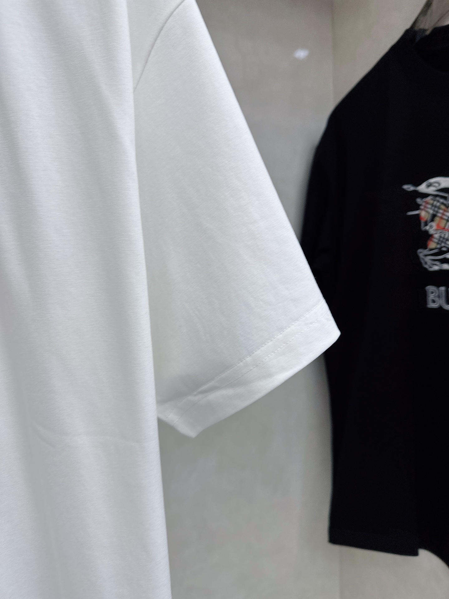 巴宝莉🔥🔥Ss春夏最新款数码短袖T恤，定制丝光棉面料，手感柔软，穿着舒适，做工精细.上身效果无敌帅气，码