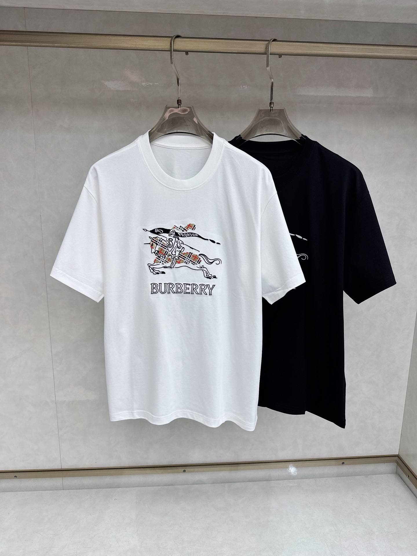 巴宝莉🔥🔥Ss春夏最新款数码短袖T恤，定制丝光棉面料，手感柔软，穿着舒适，做工精细.上身效果无敌帅气，码