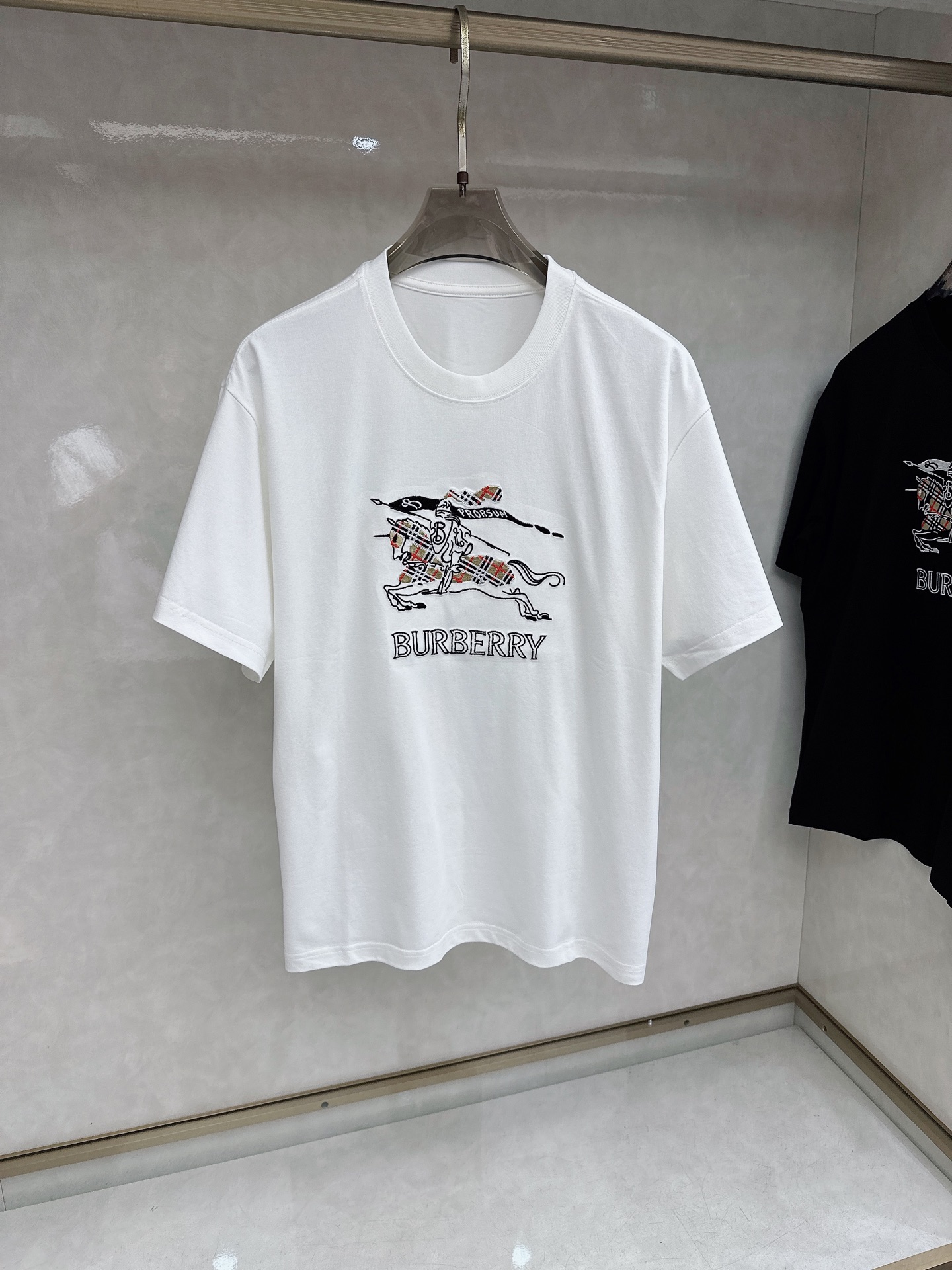 巴宝莉🔥🔥Ss春夏最新款数码短袖T恤，定制丝光棉面料，手感柔软，穿着舒适，做工精细.上身效果无敌帅气，码