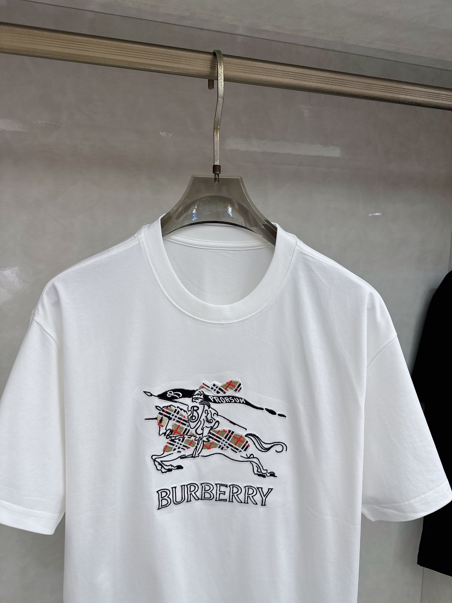 巴宝莉🔥🔥Ss春夏最新款数码短袖T恤，定制丝光棉面料，手感柔软，穿着舒适，做工精细.上身效果无敌帅气，码