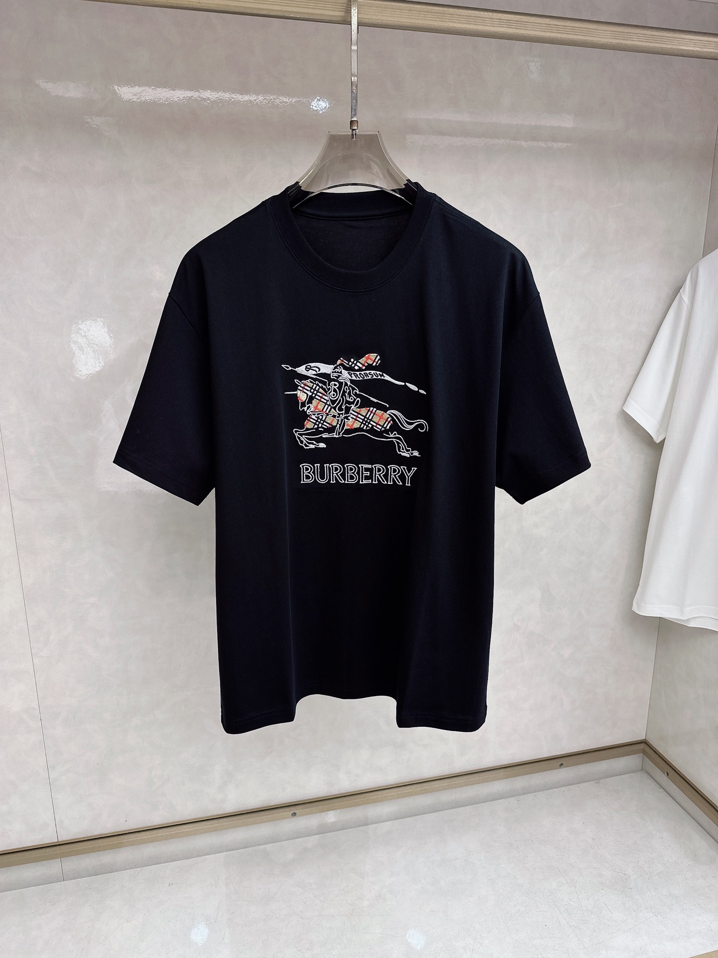 巴宝莉🔥🔥Ss春夏最新款数码短袖T恤，定制丝光棉面料，手感柔软，穿着舒适，做工精细.上身效果无敌帅气，码