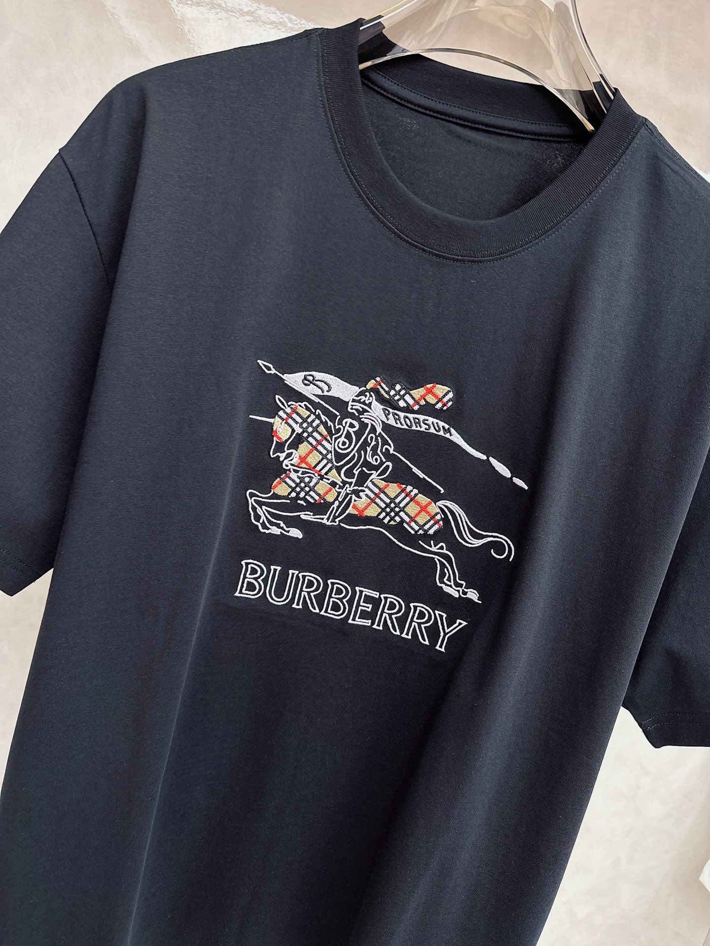 巴宝莉🔥🔥Ss春夏最新款数码短袖T恤，定制丝光棉面料，手感柔软，穿着舒适，做工精细.上身效果无敌帅气，码