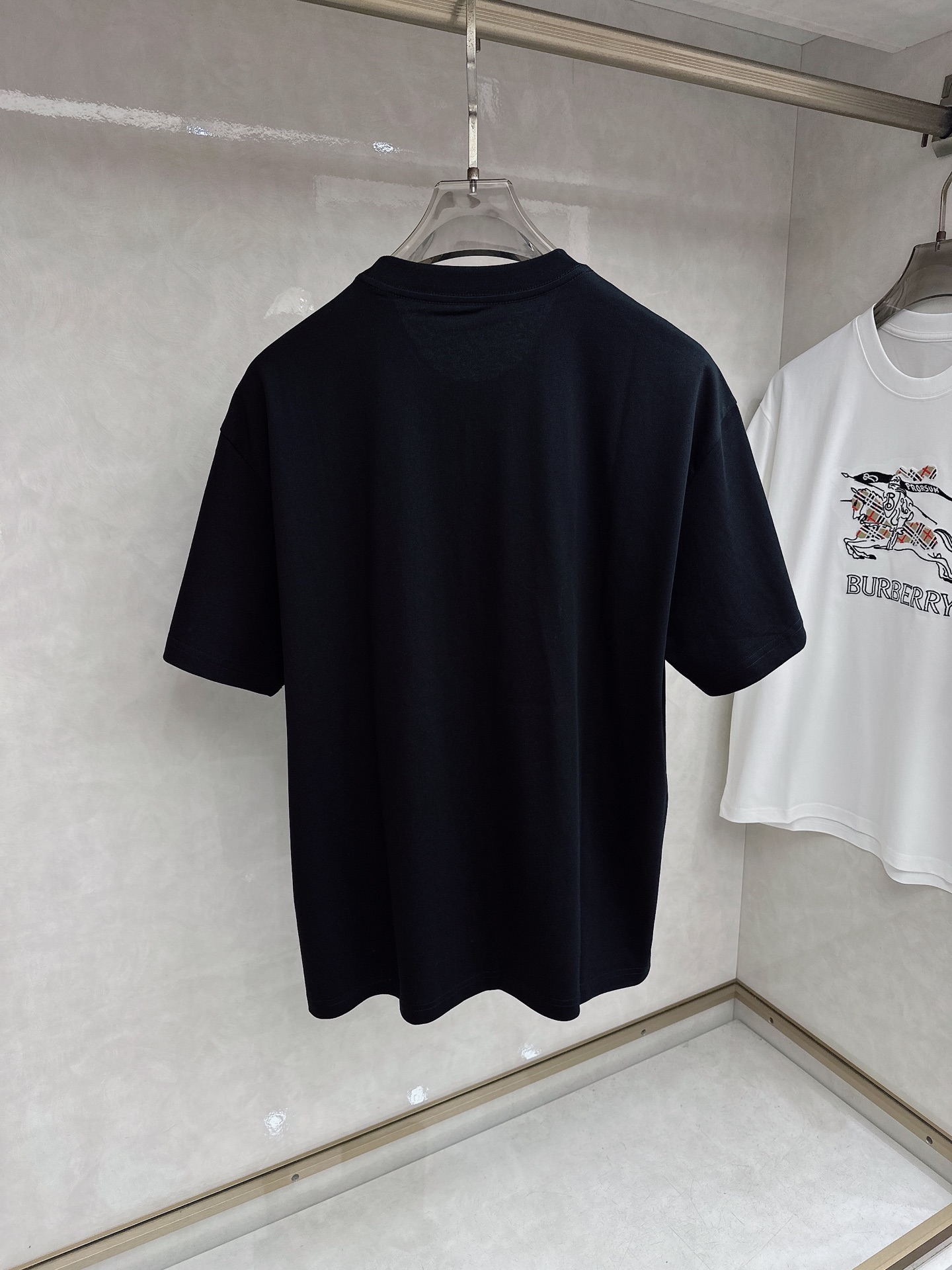 巴宝莉🔥🔥Ss春夏最新款数码短袖T恤，定制丝光棉面料，手感柔软，穿着舒适，做工精细.上身效果无敌帅气，码