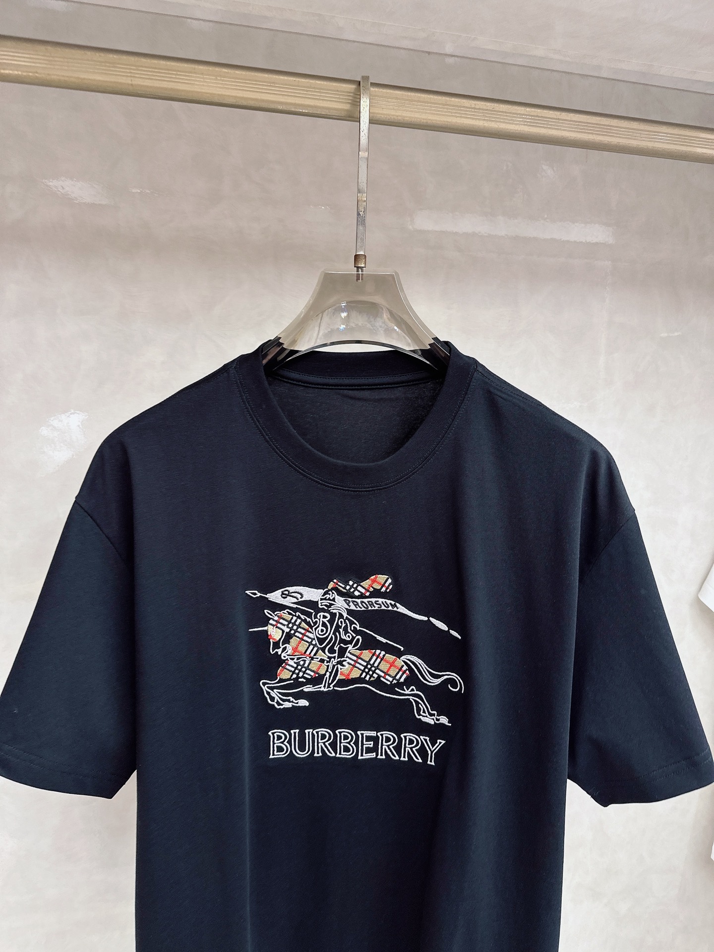 巴宝莉🔥🔥Ss春夏最新款数码短袖T恤，定制丝光棉面料，手感柔软，穿着舒适，做工精细.上身效果无敌帅气，码