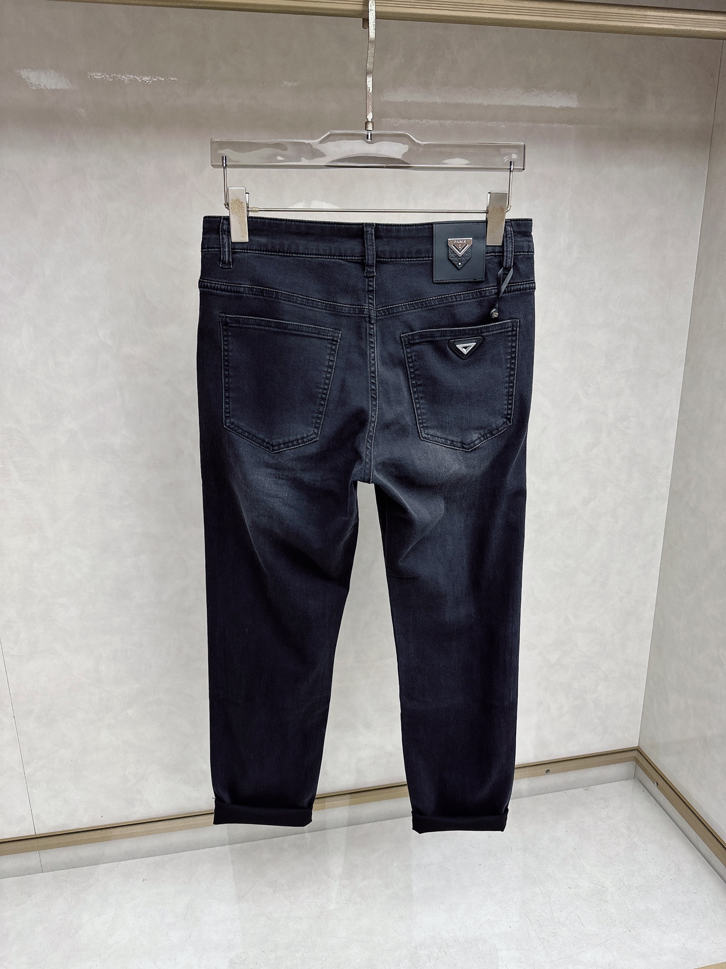 普拉达 2026春夏🔥🔥新款现货上市，原单爆款牛仔裤👖超级定制款，原版五金，超级重工工艺，版型超赞👍细节