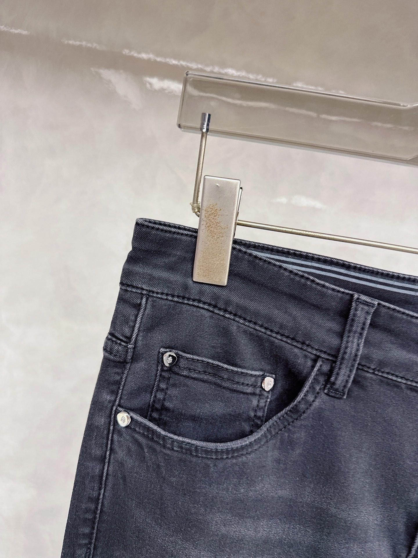 普拉达 2026春夏🔥🔥新款现货上市，原单爆款牛仔裤👖超级定制款，原版五金，超级重工工艺，版型超赞👍细节