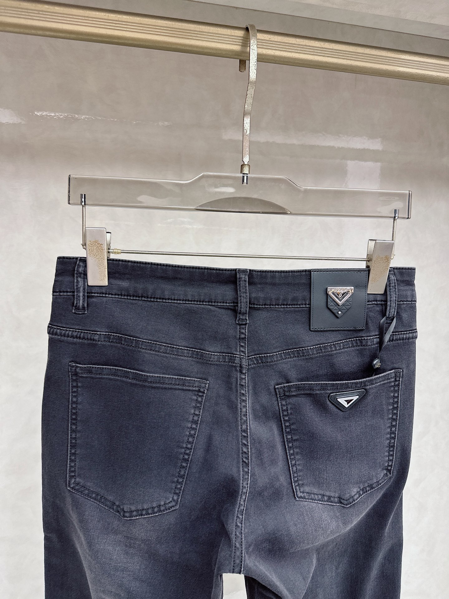 普拉达 2026春夏🔥🔥新款现货上市，原单爆款牛仔裤👖超级定制款，原版五金，超级重工工艺，版型超赞👍细节