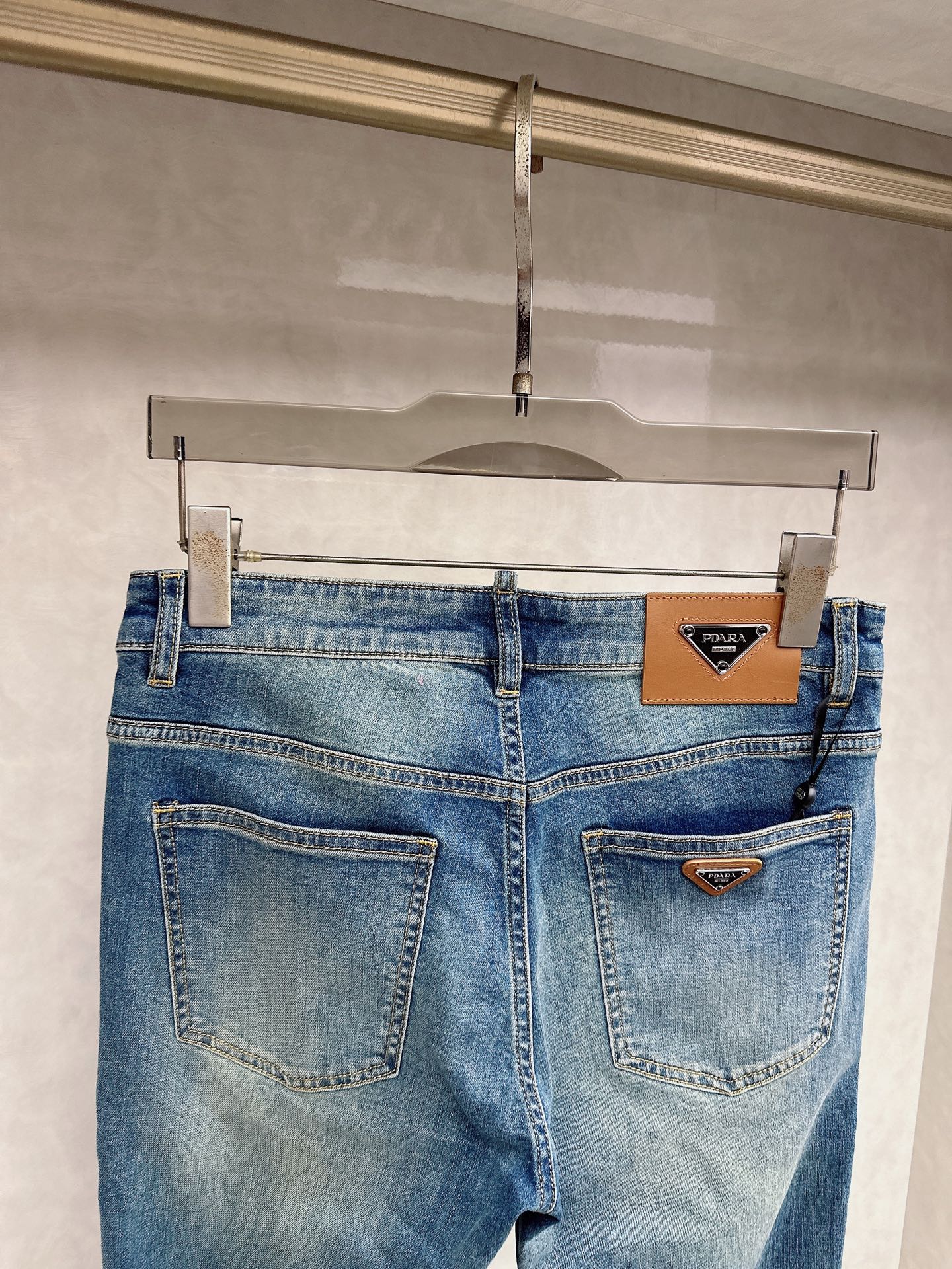 普拉达 2026春夏🔥🔥新款现货上市，原单爆款牛仔裤👖超级定制款，原版五金，超级重工工艺，版型超赞👍细节