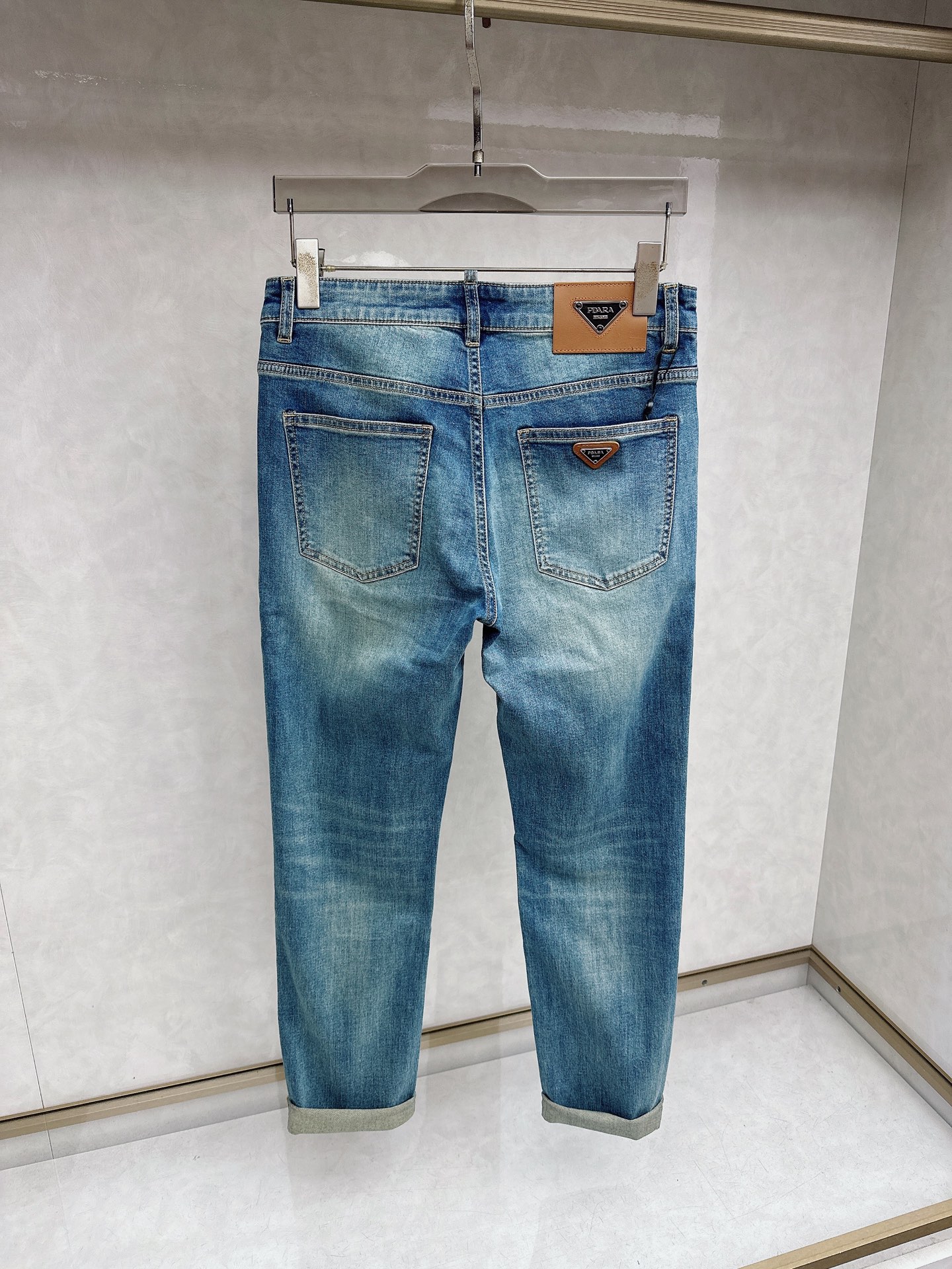 普拉达 2026春夏🔥🔥新款现货上市，原单爆款牛仔裤👖超级定制款，原版五金，超级重工工艺，版型超赞👍细节