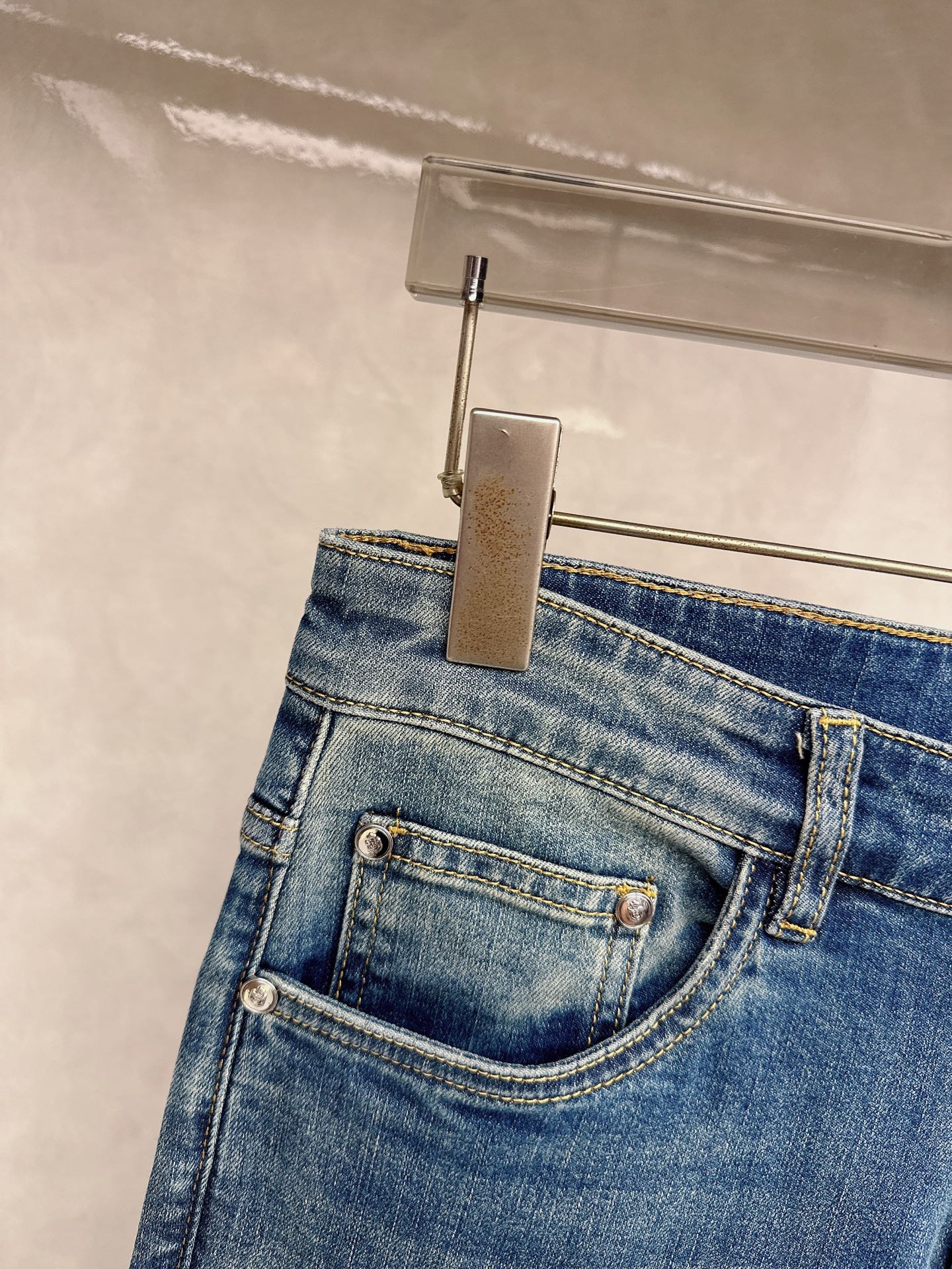 普拉达 2026春夏🔥🔥新款现货上市，原单爆款牛仔裤👖超级定制款，原版五金，超级重工工艺，版型超赞👍细节