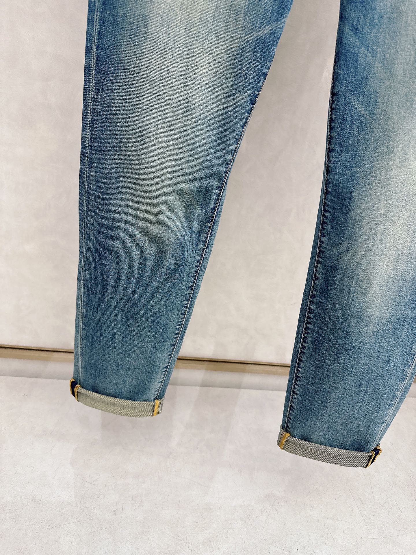 普拉达 2026春夏🔥🔥新款现货上市，原单爆款牛仔裤👖超级定制款，原版五金，超级重工工艺，版型超赞👍细节