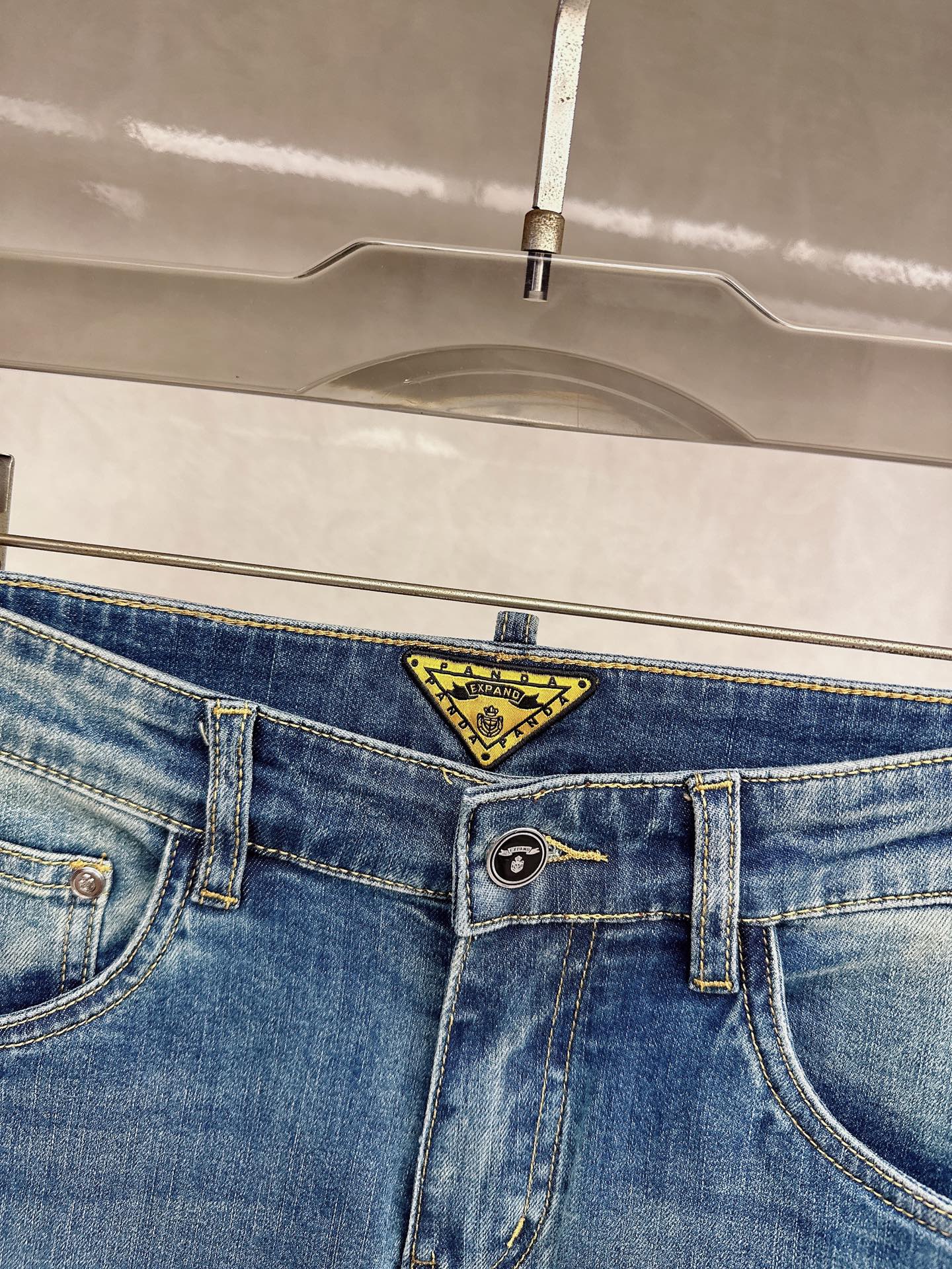 普拉达 2026春夏🔥🔥新款现货上市，原单爆款牛仔裤👖超级定制款，原版五金，超级重工工艺，版型超赞👍细节