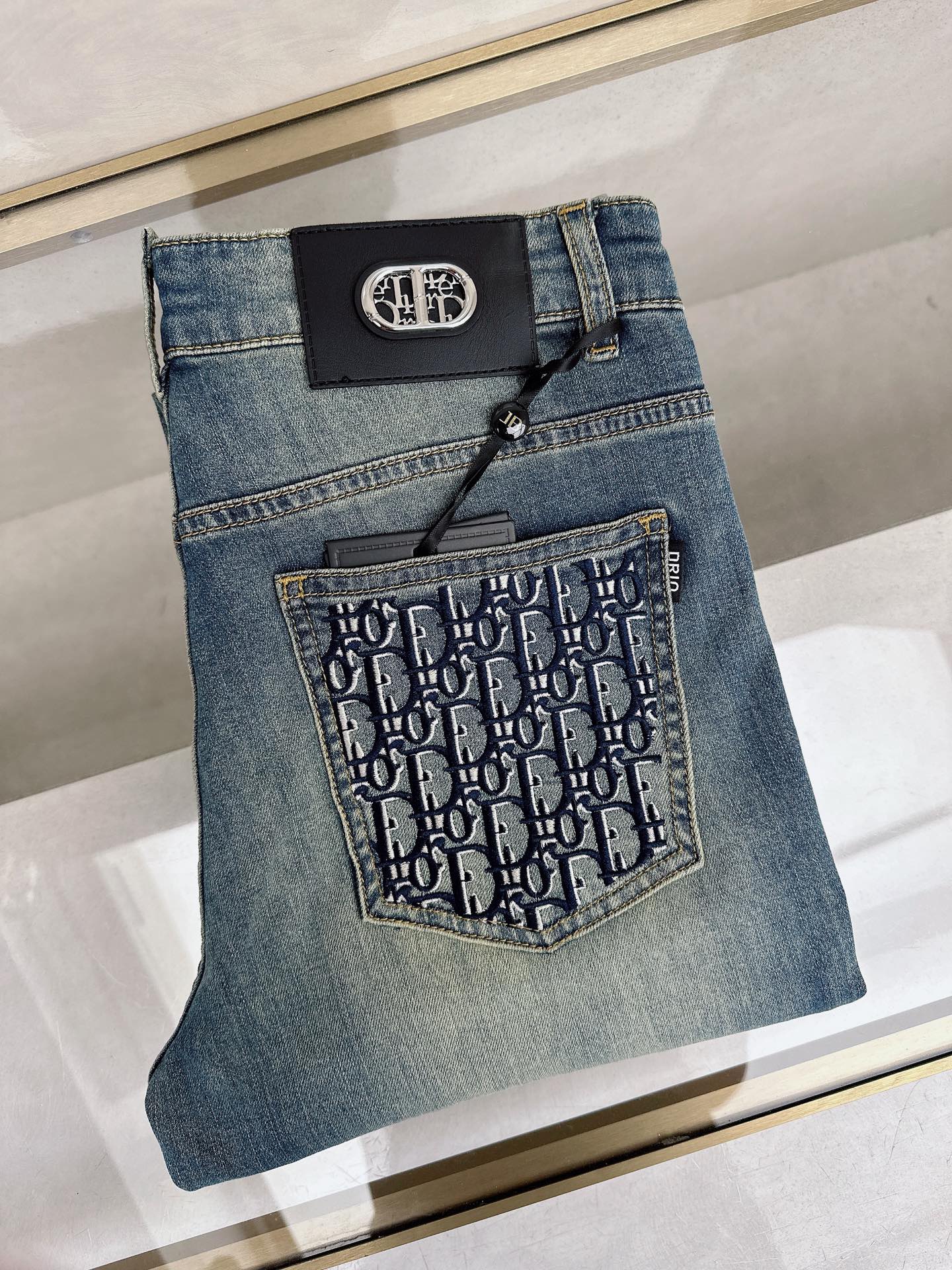 迪奥 2026春夏🔥🔥新款现货上市，原单爆款牛仔裤👖超级定制款，原版五金，超级重工工艺，版型超赞👍细节做