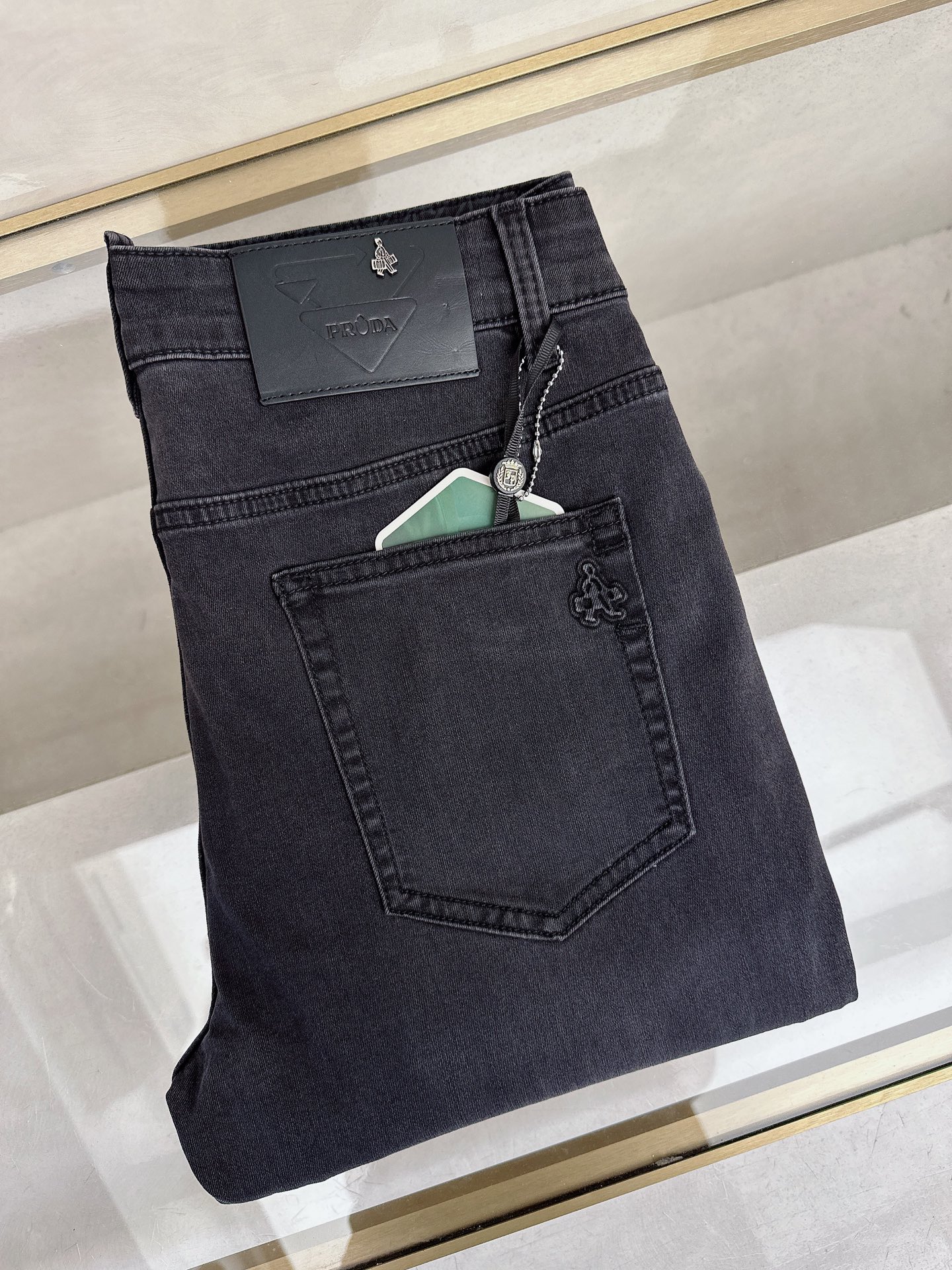 普拉达 2026春夏🔥🔥新款现货上市，原单爆款牛仔裤👖超级定制款，原版五金，超级重工工艺，版型超赞👍细节