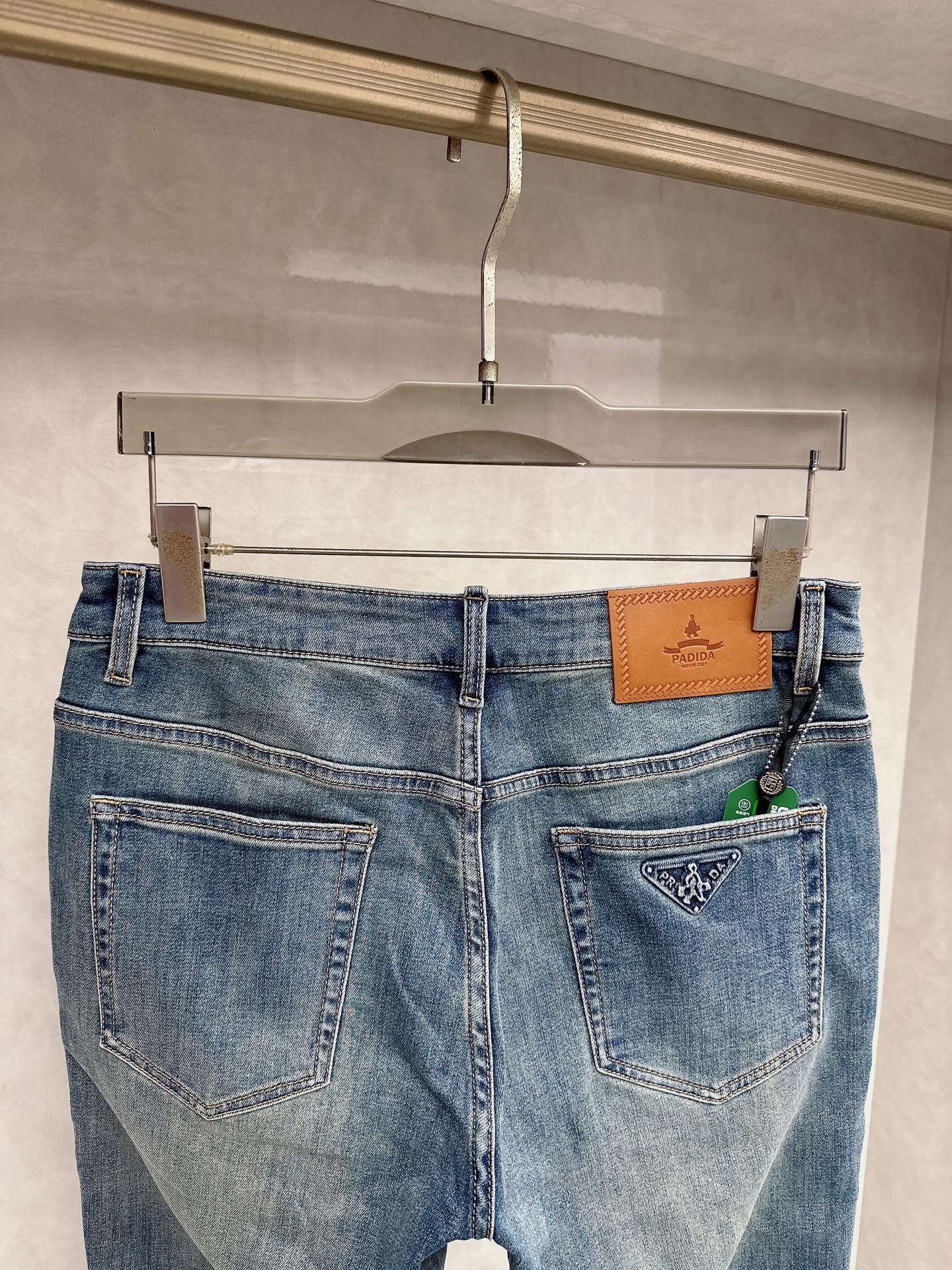 普拉达 2026春夏🔥🔥新款现货上市，原单爆款牛仔裤👖超级定制款，原版五金，超级重工工艺，版型超赞👍细节