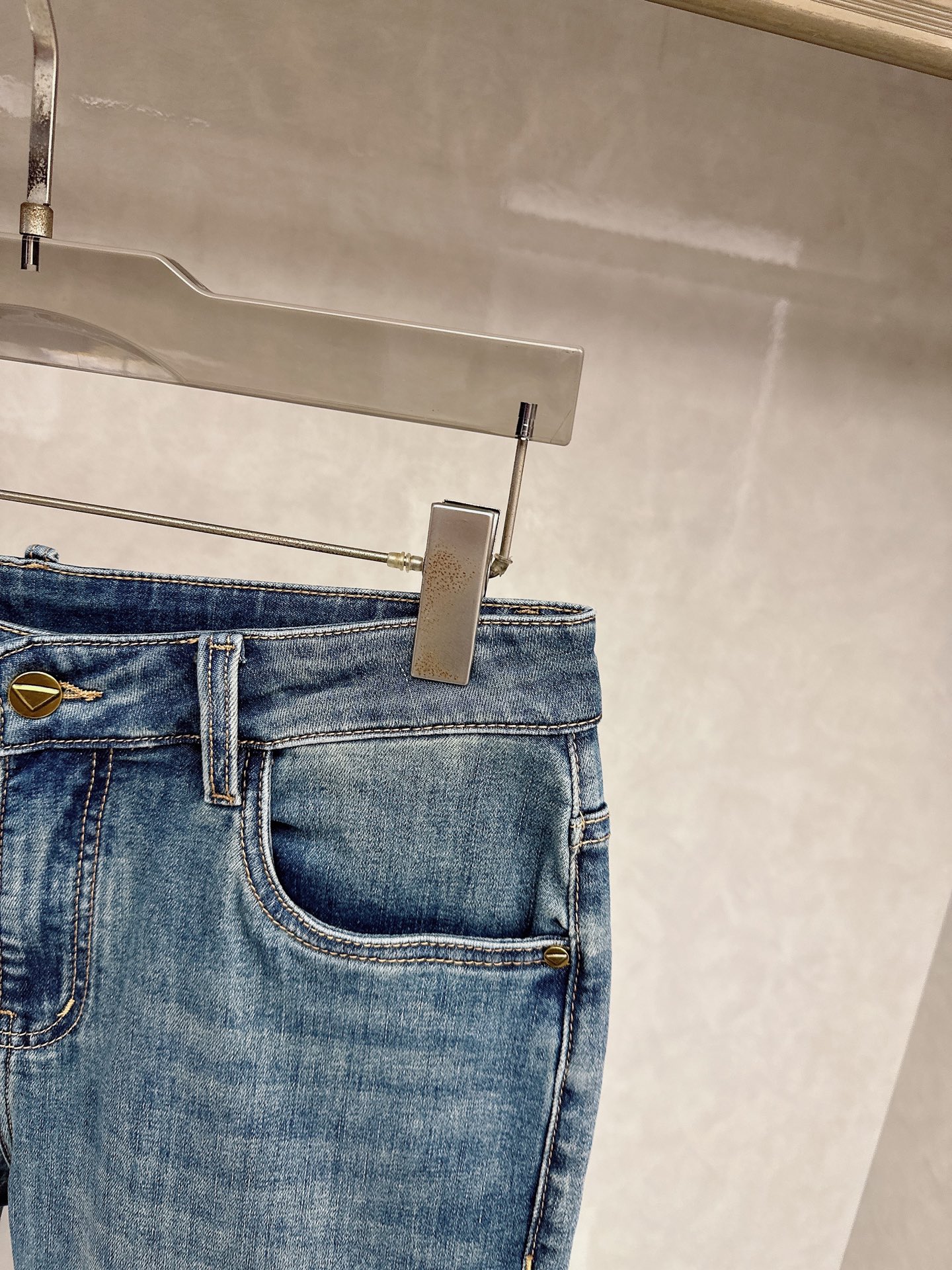 普拉达 2026春夏🔥🔥新款现货上市，原单爆款牛仔裤👖超级定制款，原版五金，超级重工工艺，版型超赞👍细节