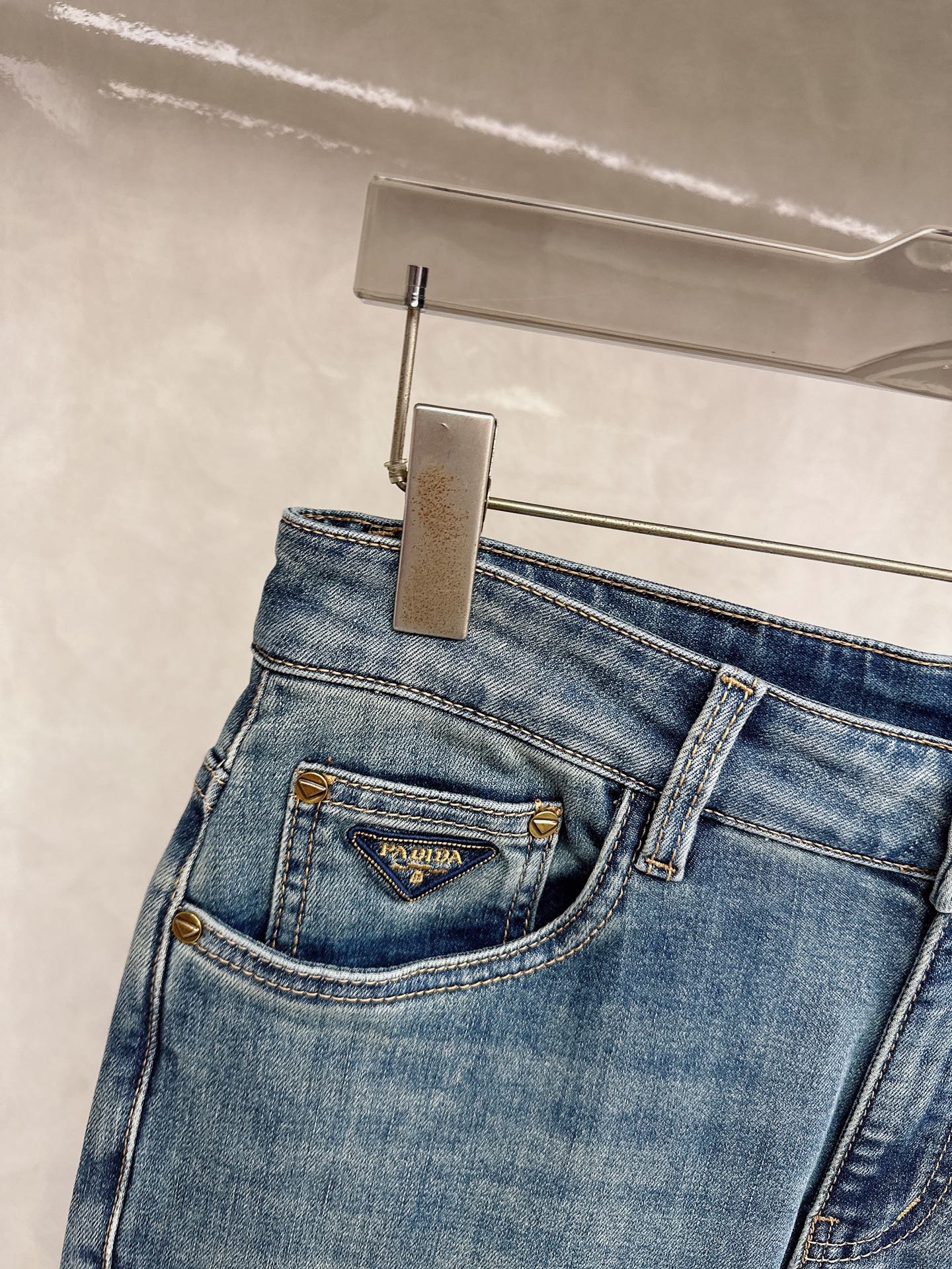 普拉达 2026春夏🔥🔥新款现货上市，原单爆款牛仔裤👖超级定制款，原版五金，超级重工工艺，版型超赞👍细节