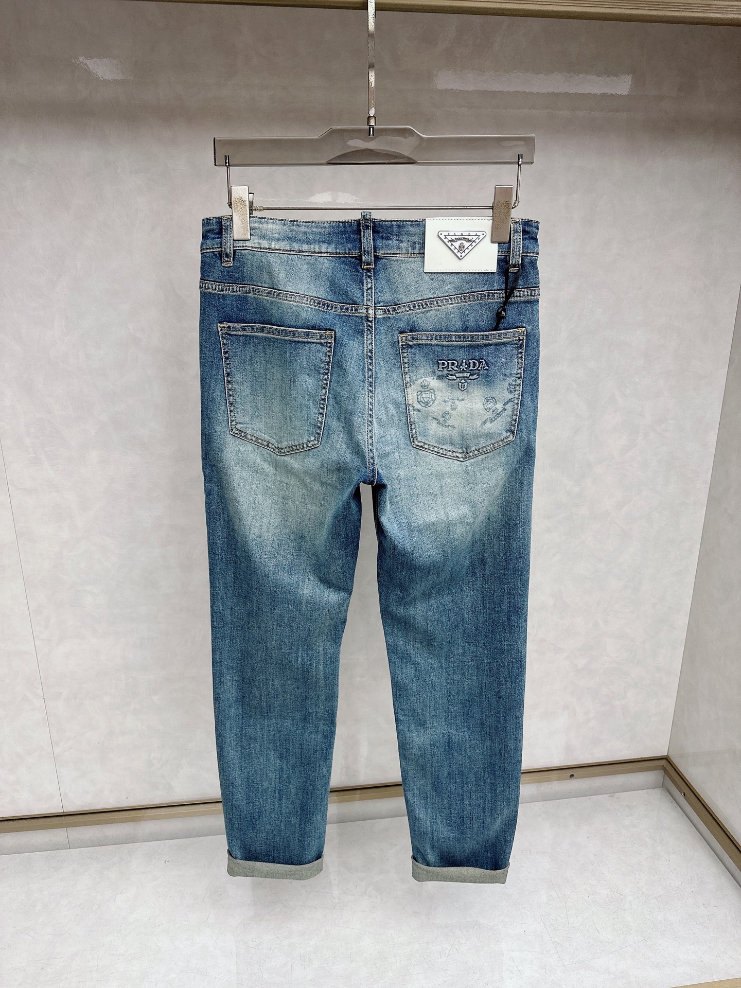 普拉达 2026春夏🔥🔥新款现货上市，原单爆款牛仔裤👖超级定制款，原版五金，超级重工工艺，版型超赞👍细节