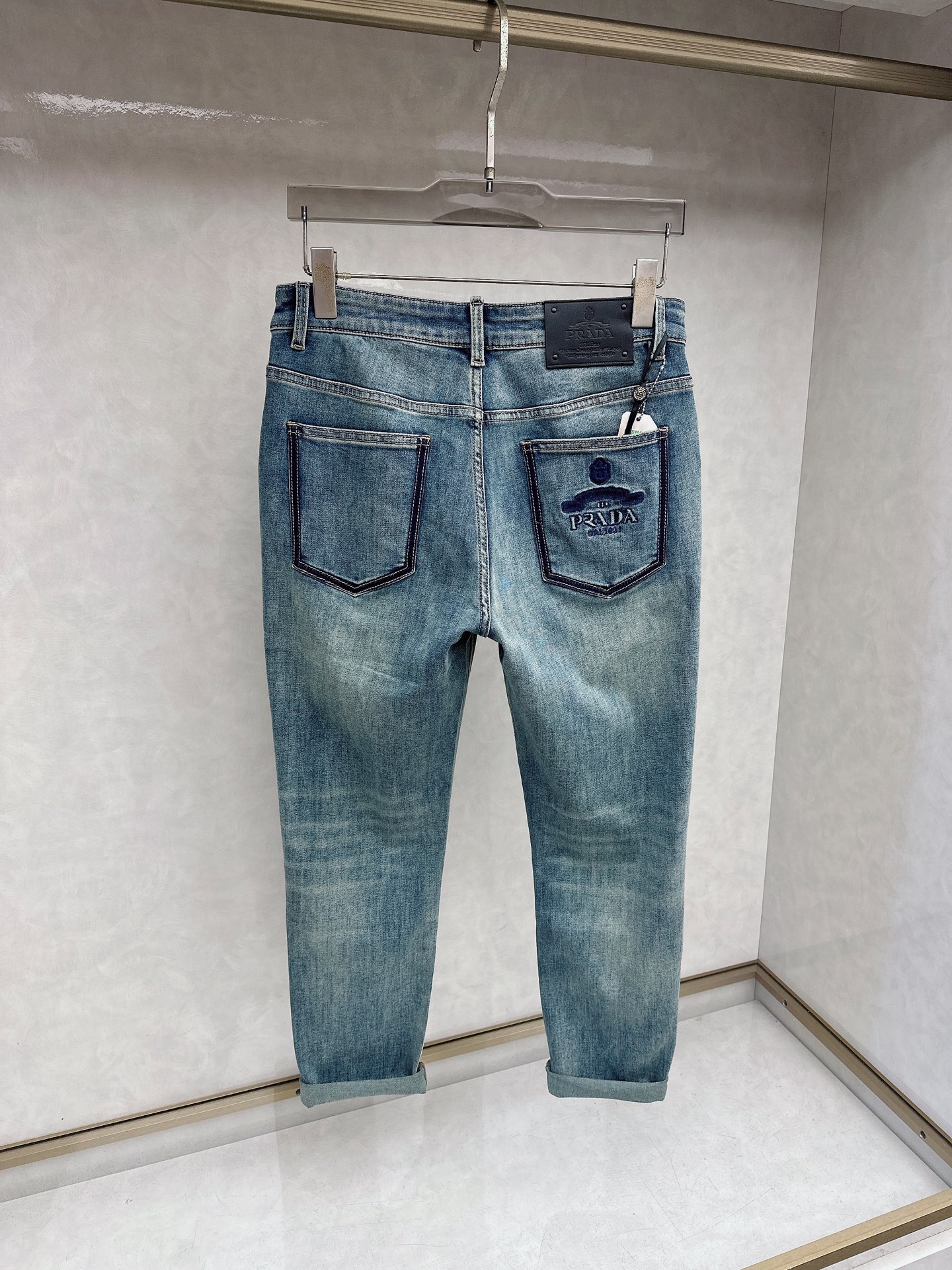 普拉达 2026春夏🔥🔥新款现货上市，原单爆款牛仔裤👖超级定制款，原版五金，超级重工工艺，版型超赞👍细节