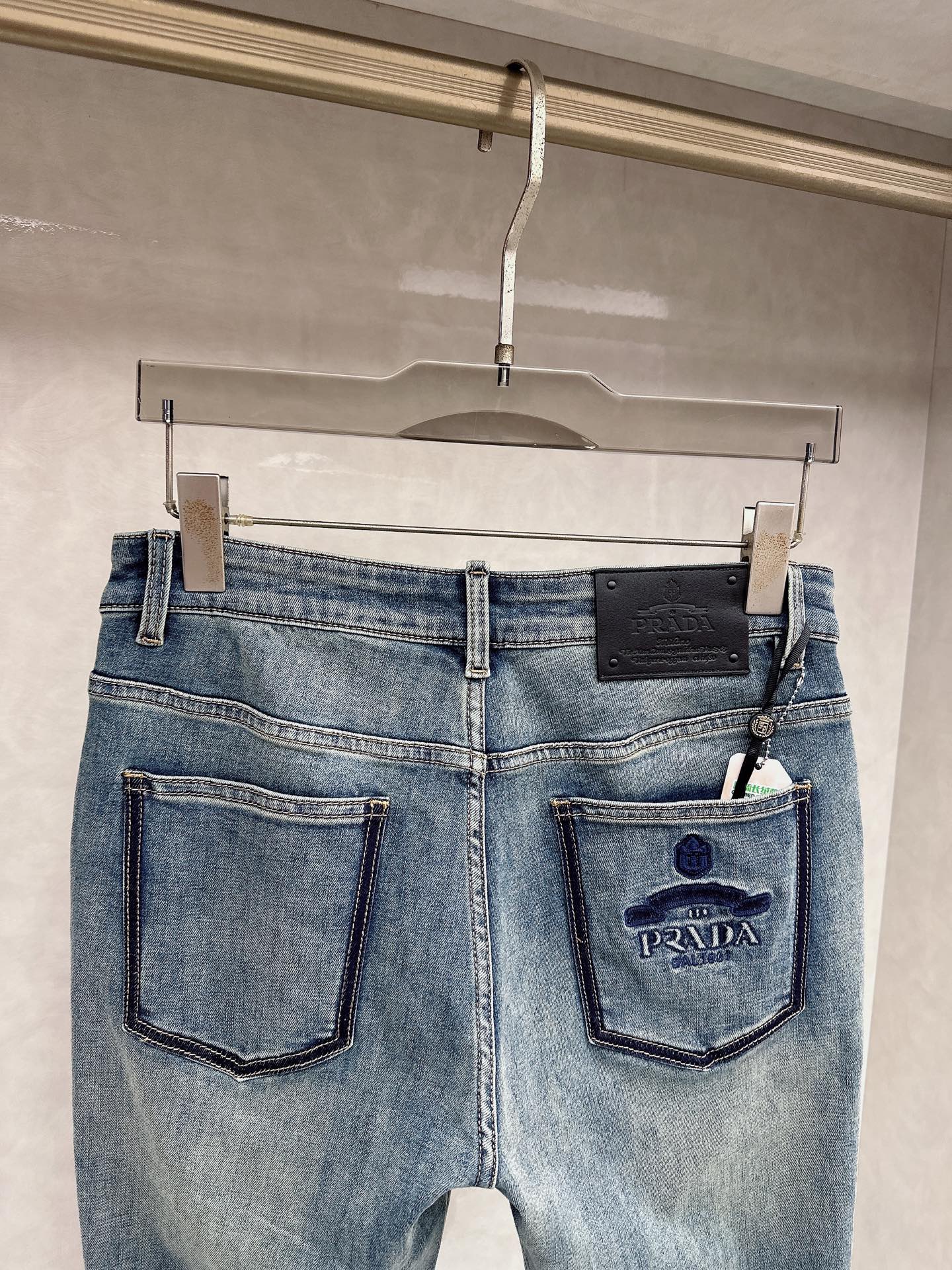 普拉达 2026春夏🔥🔥新款现货上市，原单爆款牛仔裤👖超级定制款，原版五金，超级重工工艺，版型超赞👍细节