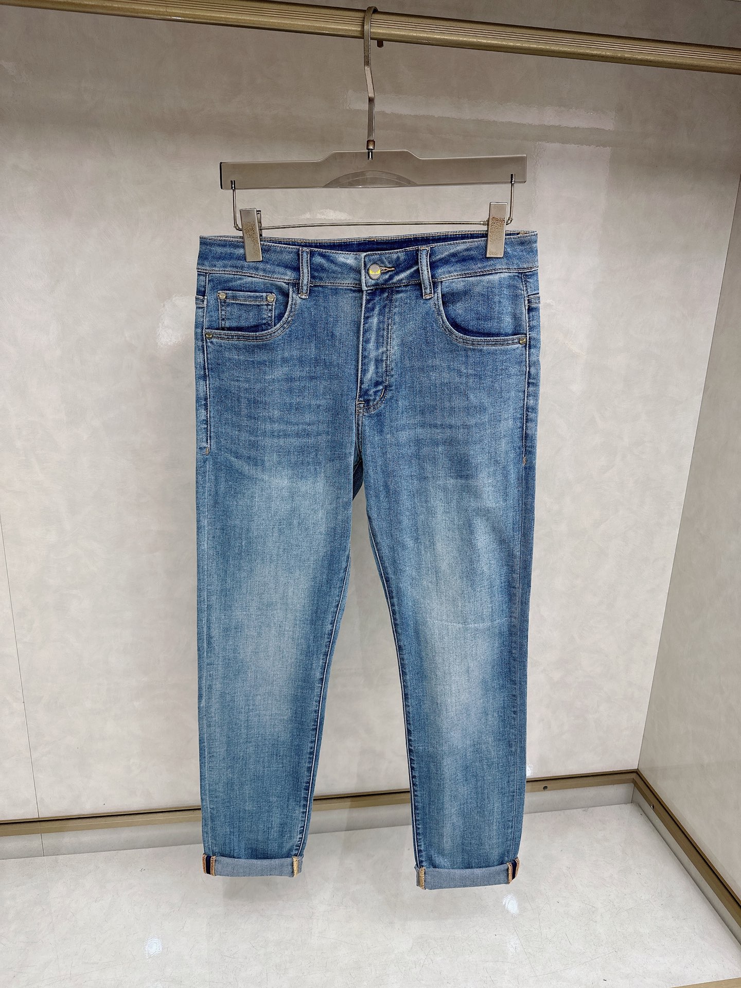 芬迪 2026春夏最新推出男士休闲牛仔裤新品！重工水洗牛仔裤！定制面料和一般牛仔布料比起来，更加柔软舒适